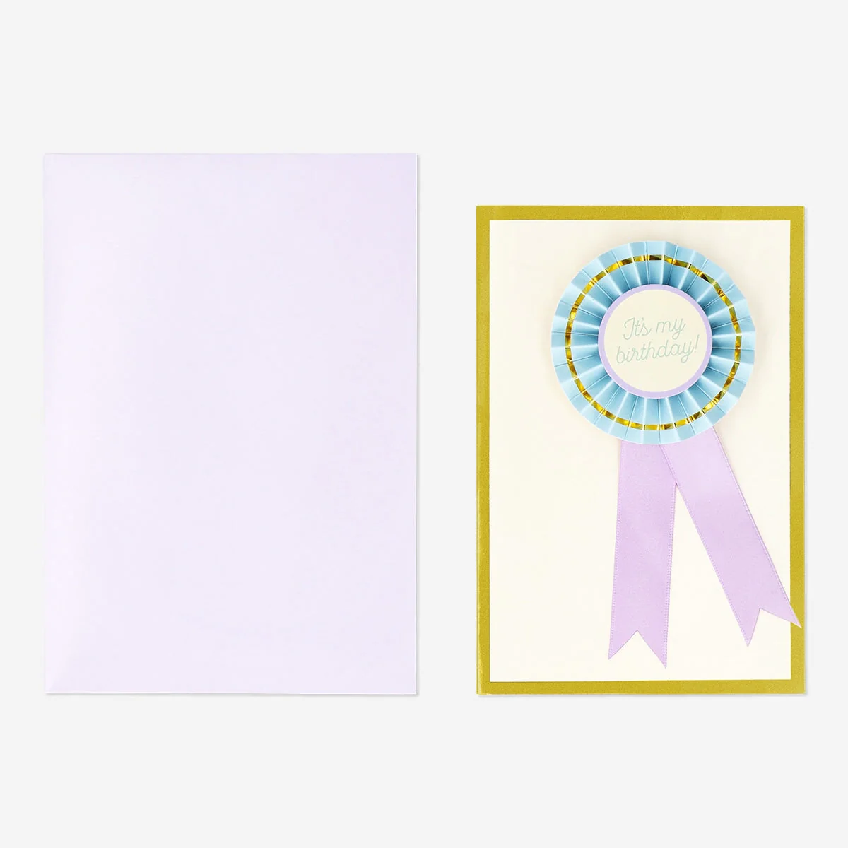 Kort med konvolut og fødselsdagsbadge