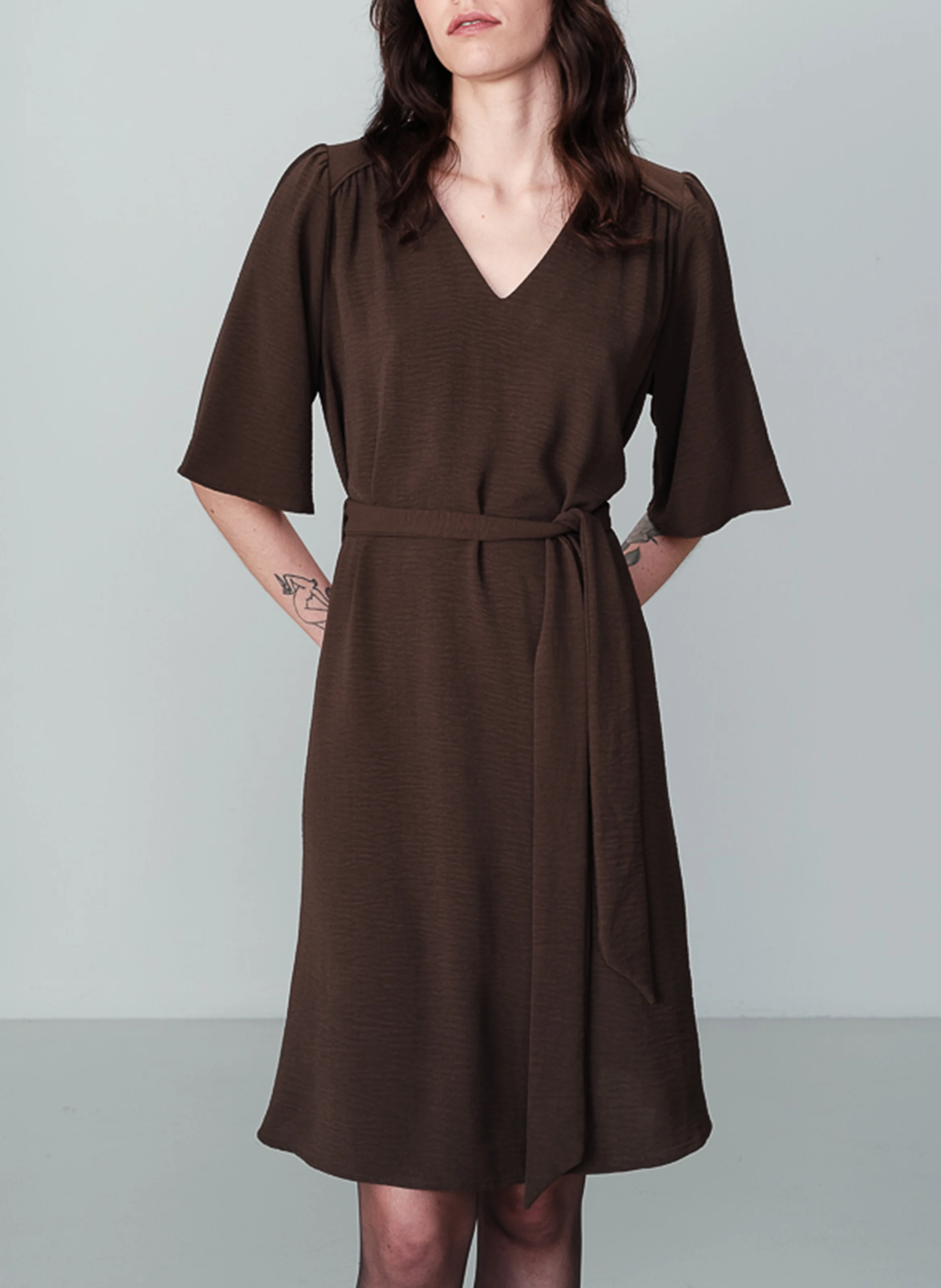 NIA - Robe courte ceinturée à fronces | Gris