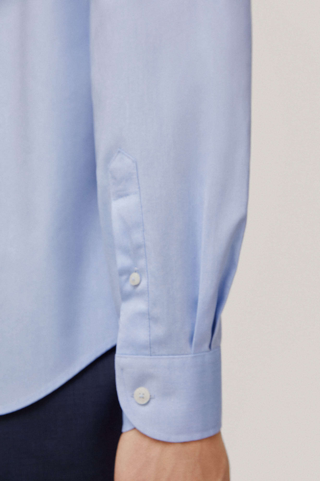 Camisa social lisa com detalhes em ponto ajour, não precisa passar e é resistente a manchas - Azul