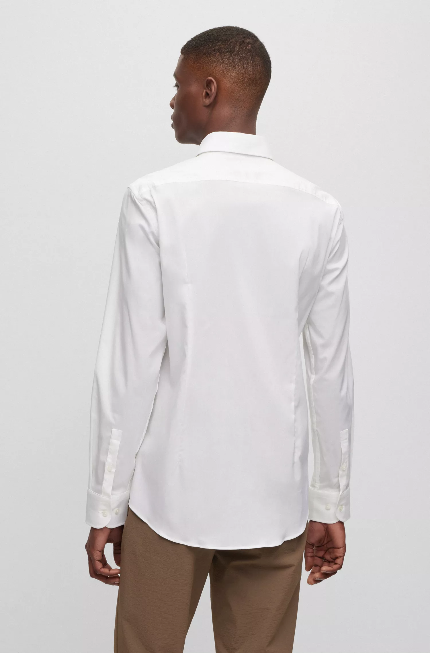 Camisa BOSS preta de corte slim em mistura de algodão elástico.