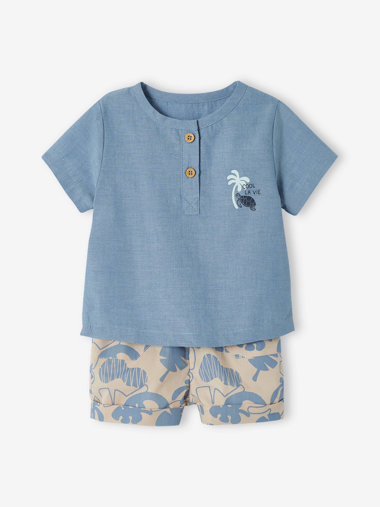 Roupa de bebê: camiseta azul clara e shorts.
