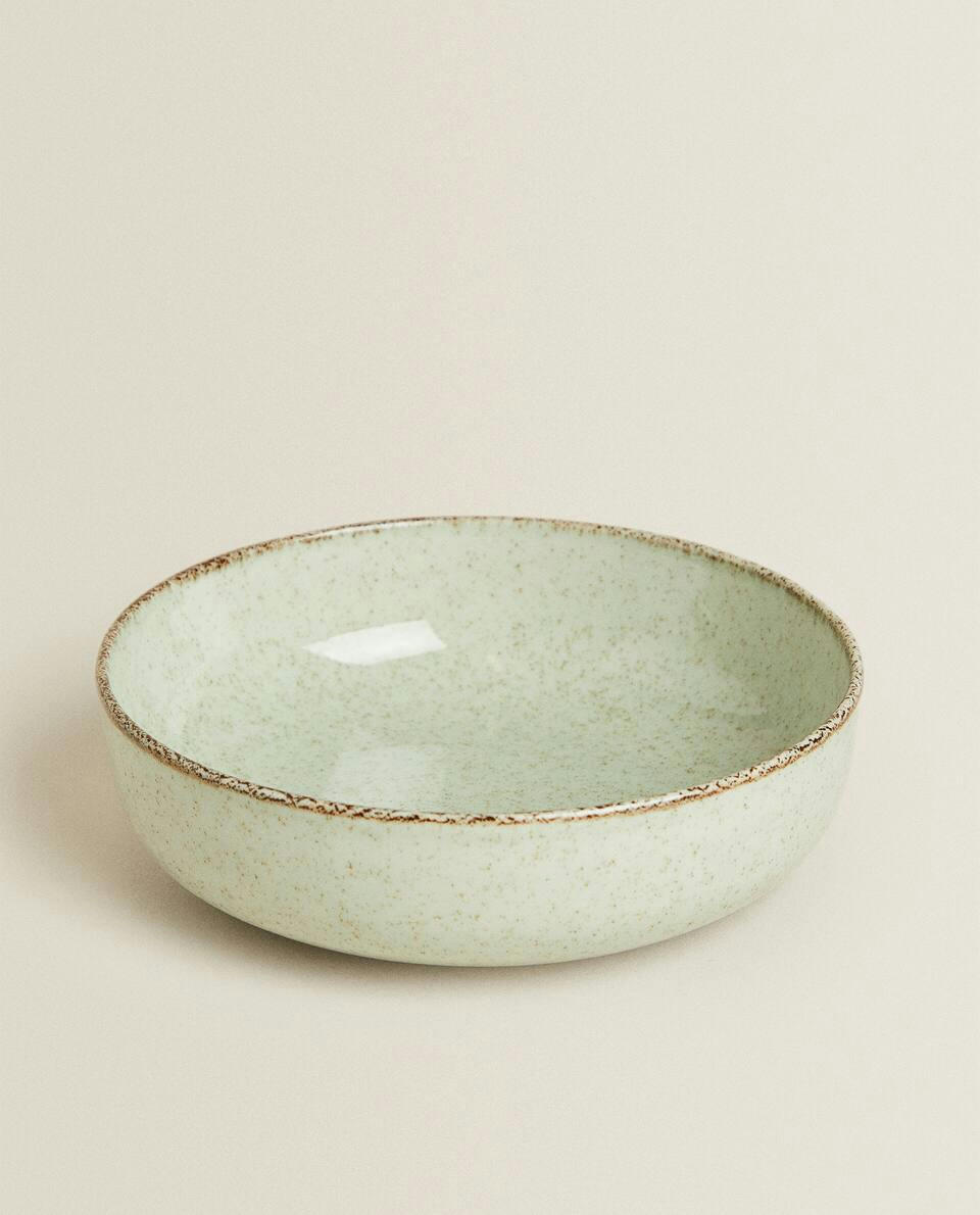 Tigela de porcelana com borda de acabamento antigo