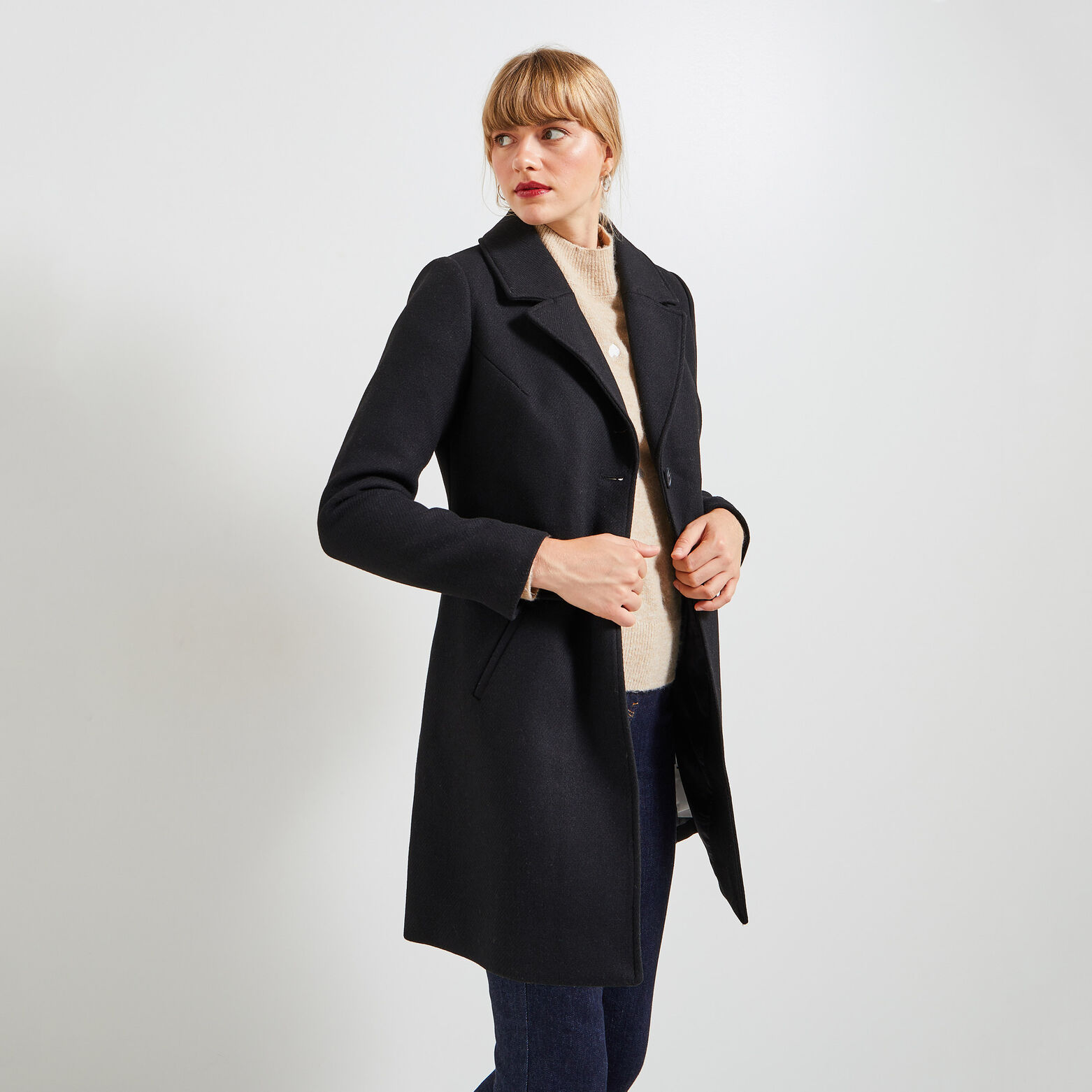 Manteau par-dessus femme