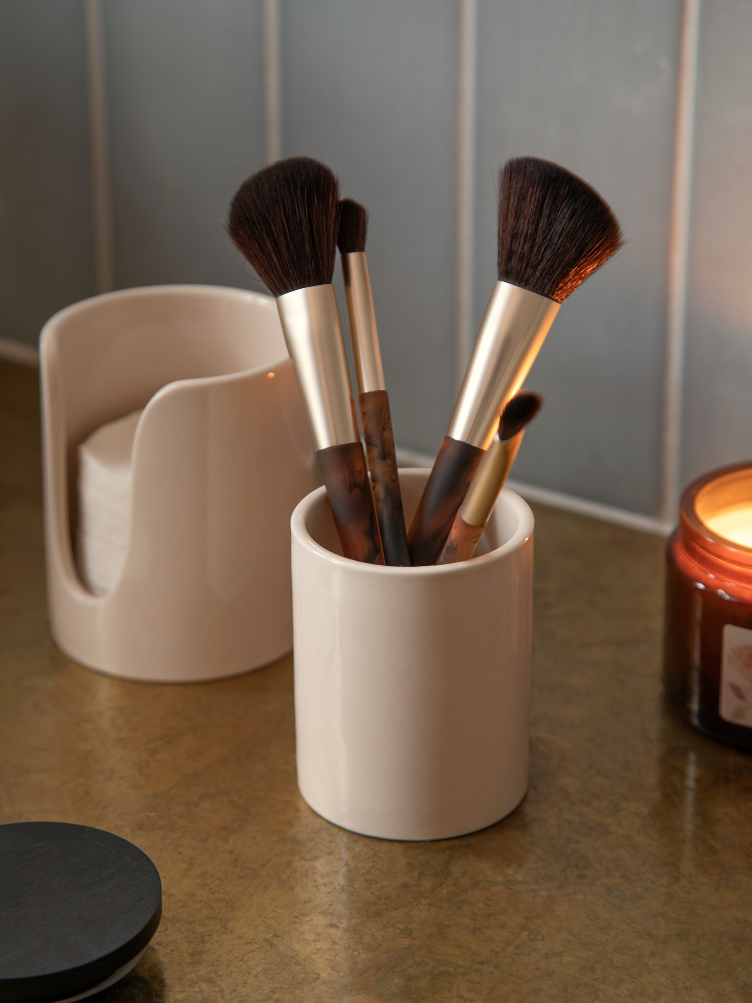 Holder til vatpinde | Keramik. 6,5 x 6,5 x 8,8 cm. | Sand