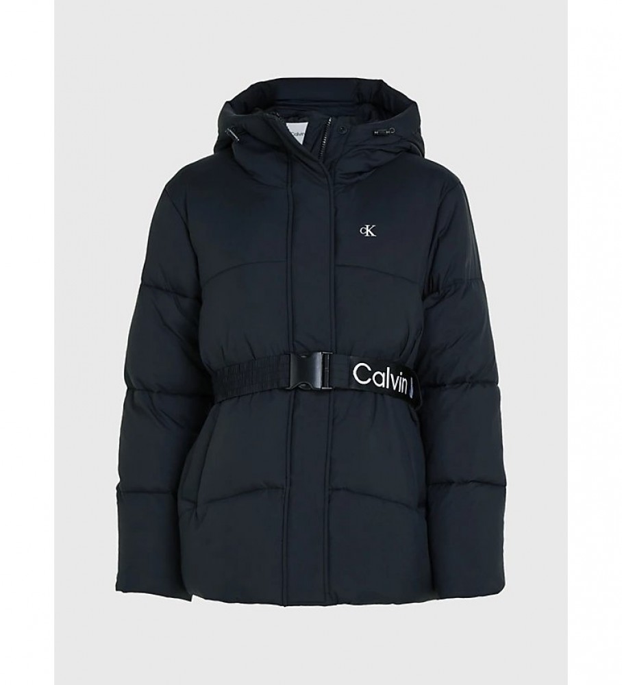 Jaqueta de nylon com enchimento de plumas Calvin Klein Jeans e cinto preto.