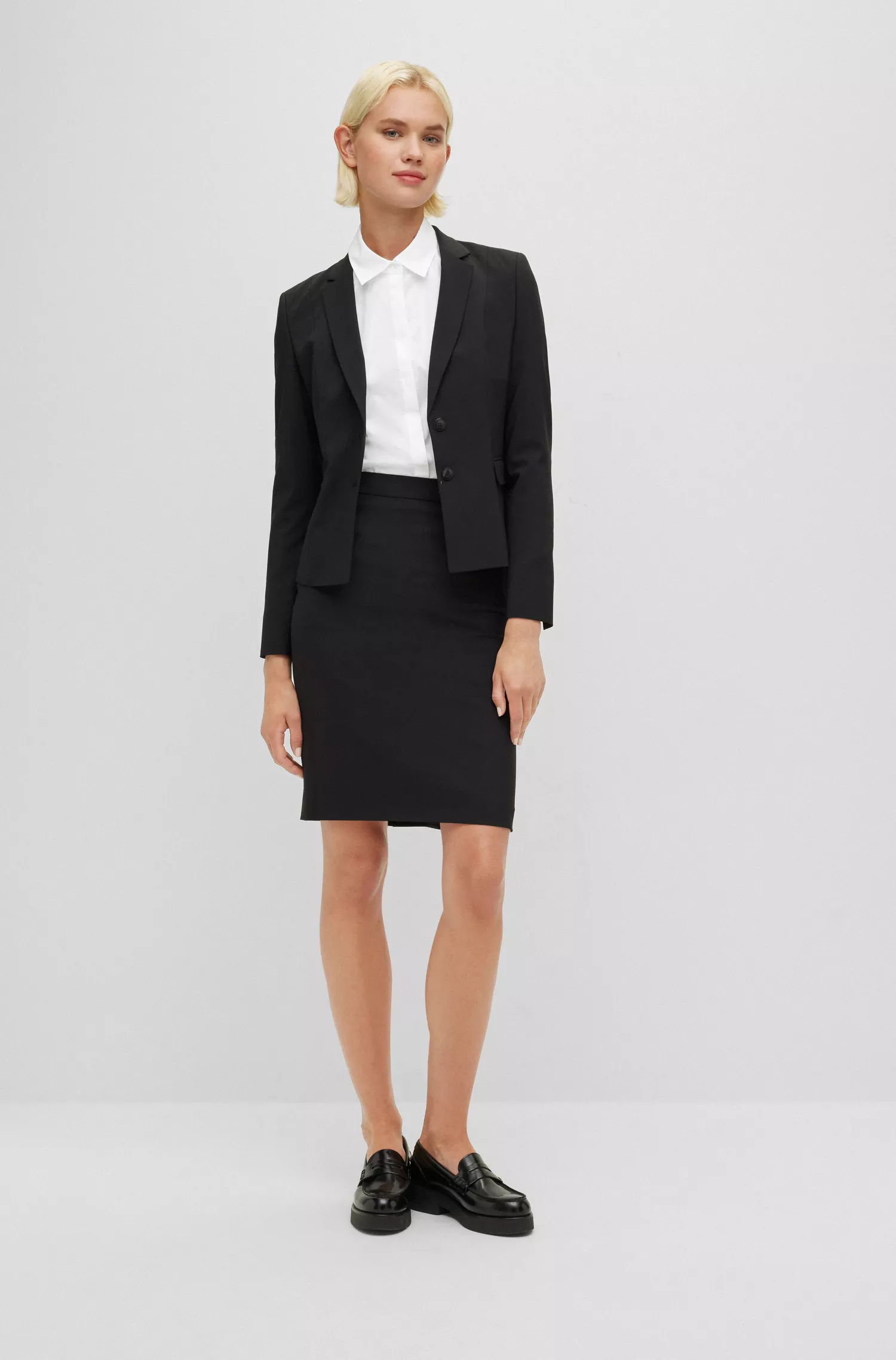 Blusa BOSS preta de corte regular em popeline de algodão elástico.