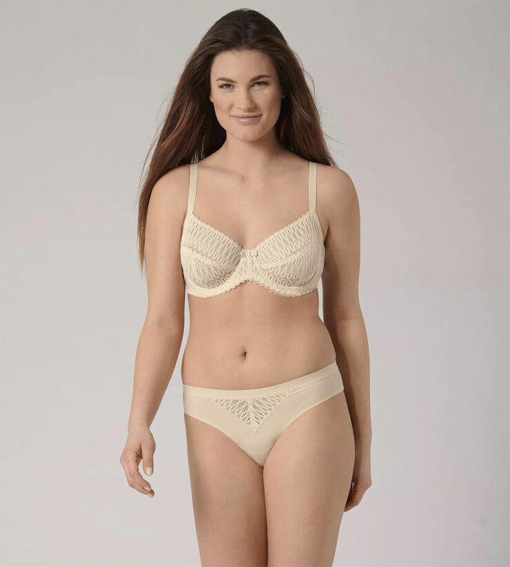 Triumph Aura Spotlight Brazilian Creamy dream