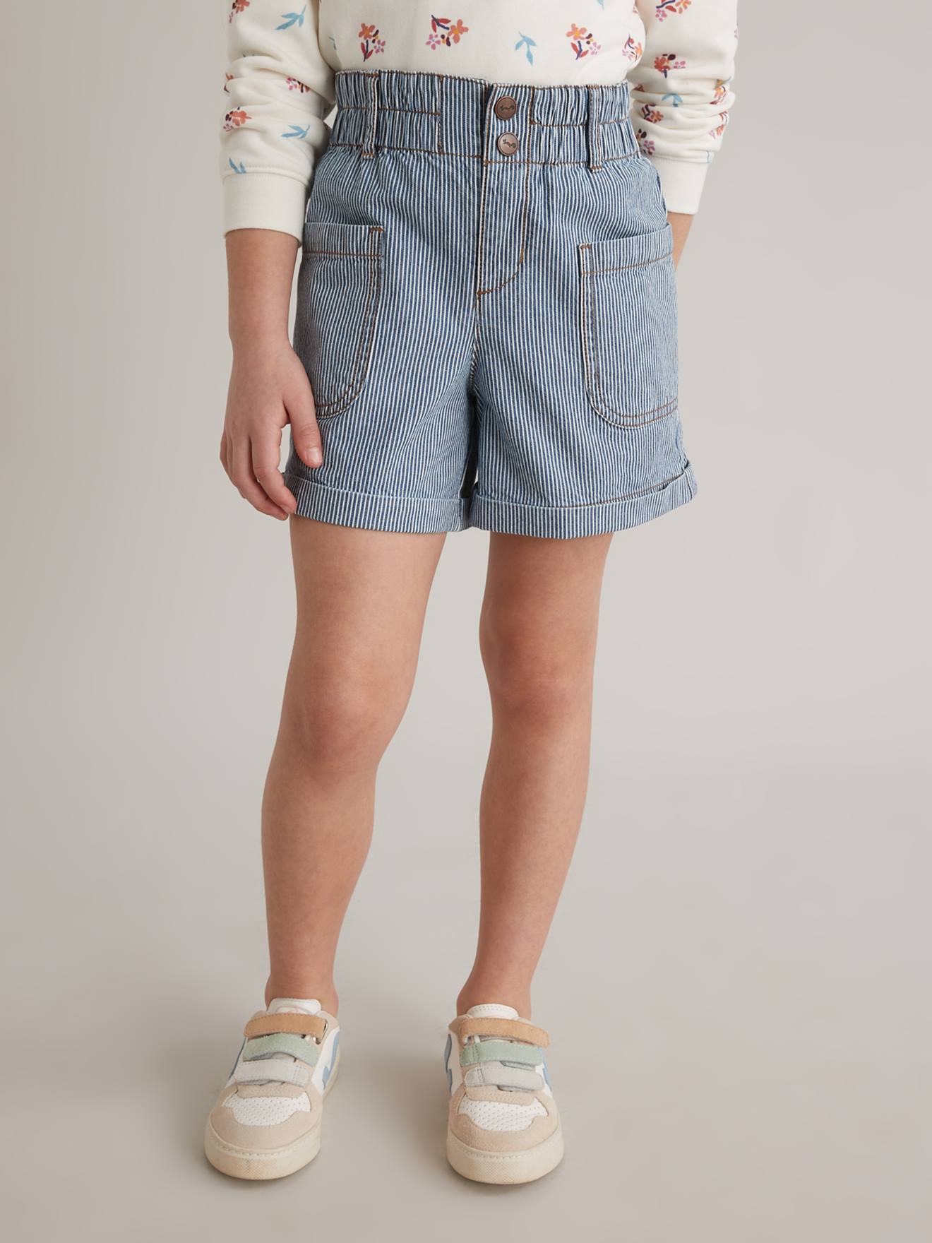 Shorts jeans femininos CYRILLUS, azul médio com listras.