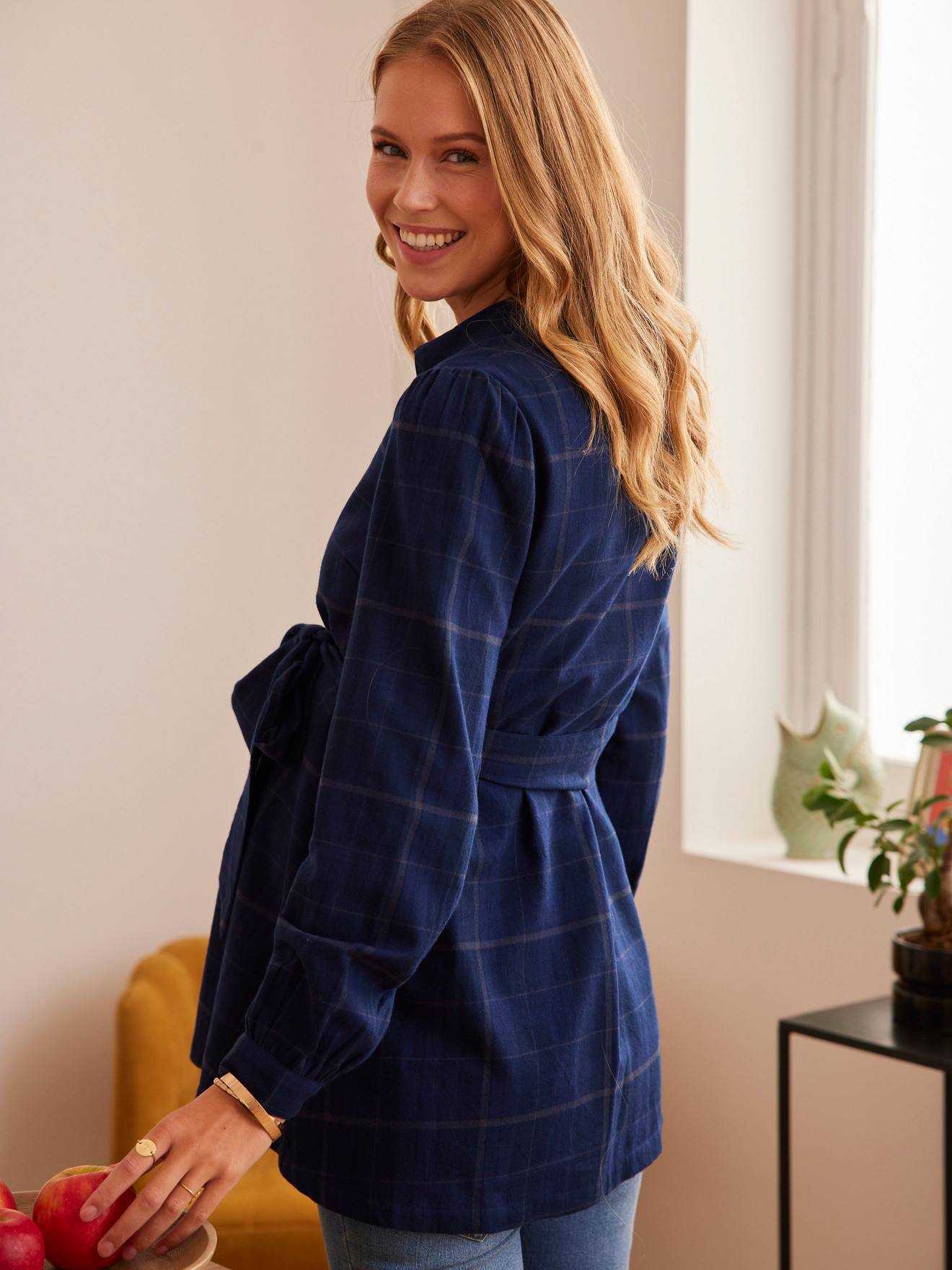 Blusa xadrez azul-escura para gestantes e lactantes.