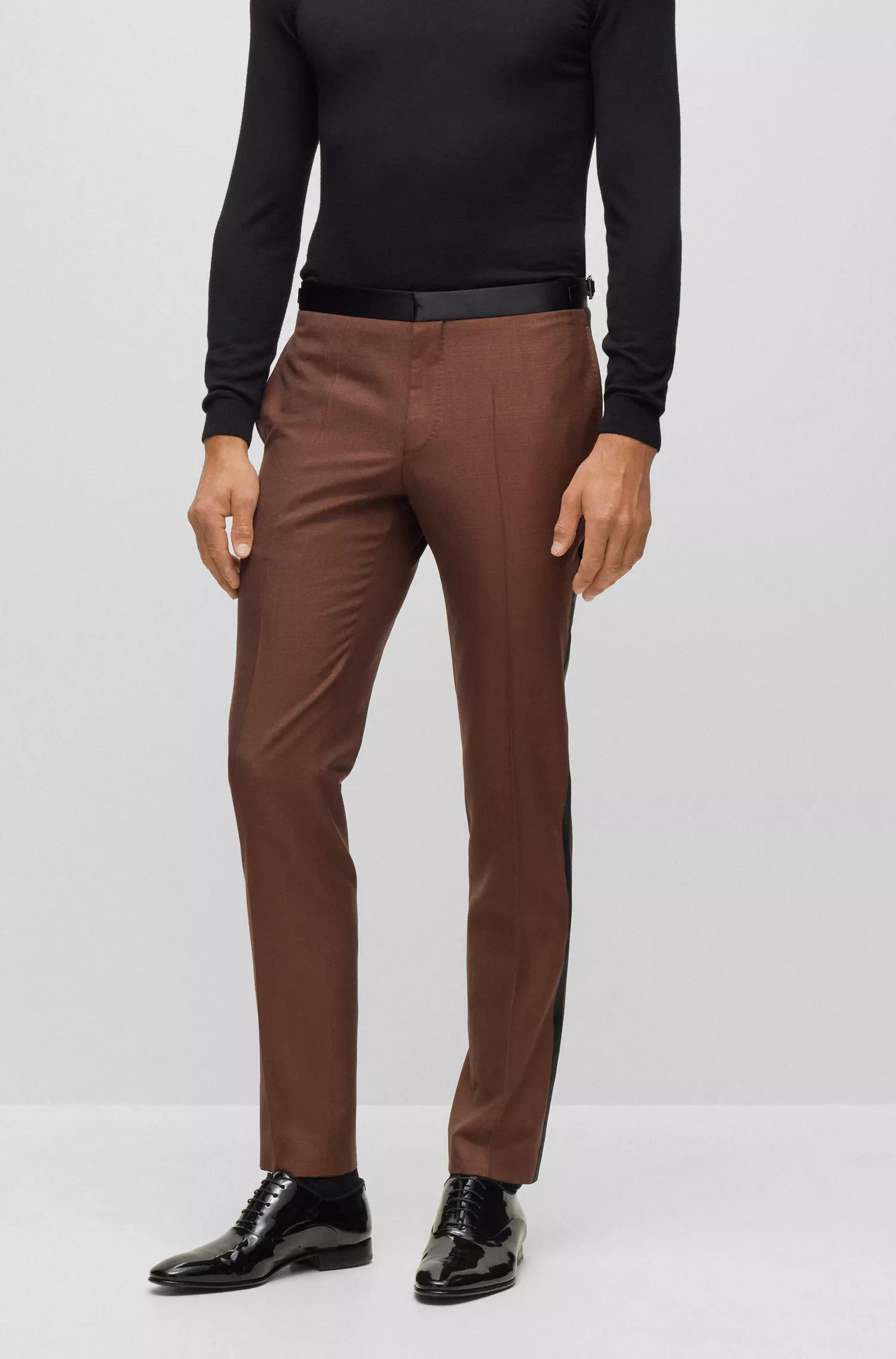 Terno slim fit BOSS na cor camelo, em seda e lã com microestampa.