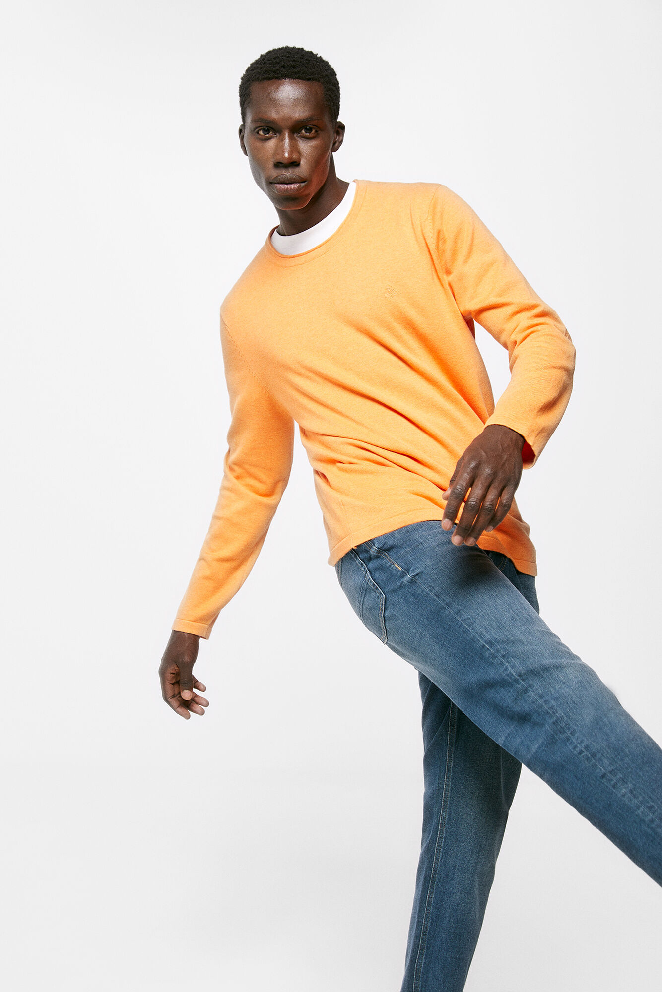 Calça jeans slim, azul-esverdeada clara, lavagem média escura.