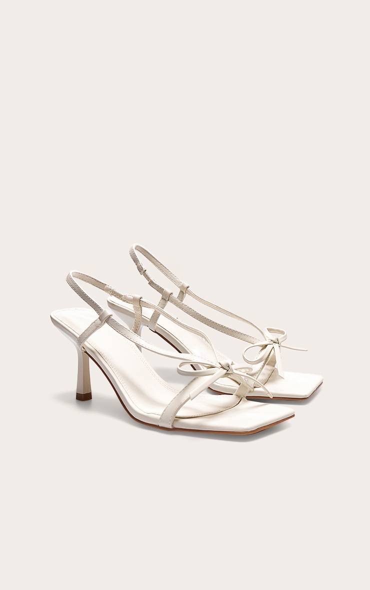 Crème Sandales À Talons Mi-hauts En Synthétiquecuir À Bout Carré Avec Nœud Et Bride Arrière