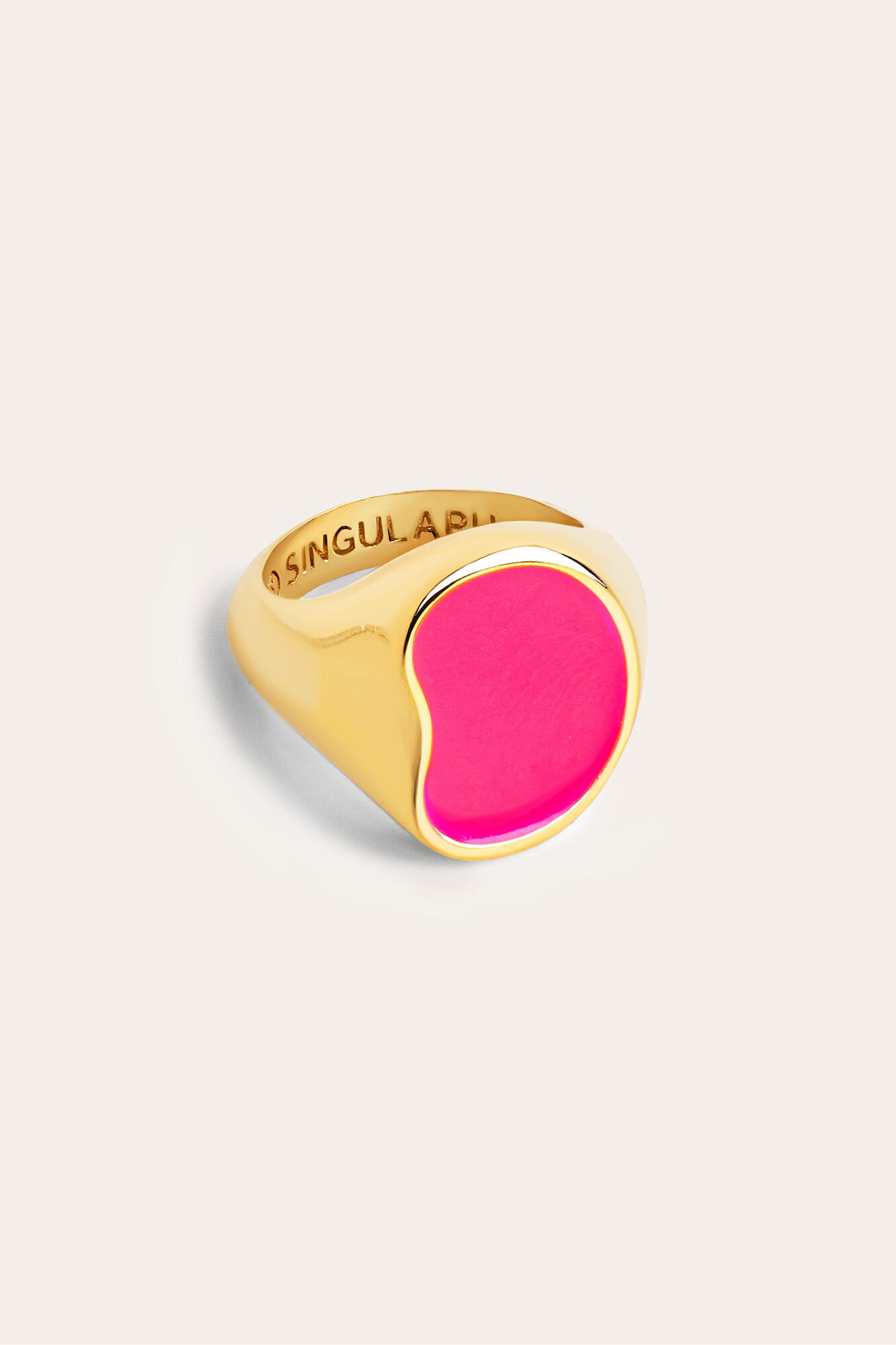 Anel Signet Bean em ouro com esmalte rosa neon