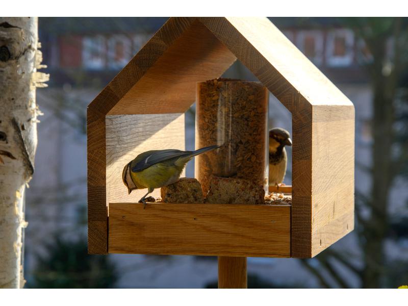 LUXUS-VOGELHAUS Vogelfutterhaus Bauhaus I, 20.5 x 28 x 23.5 Vogelhaus mit Ständer
