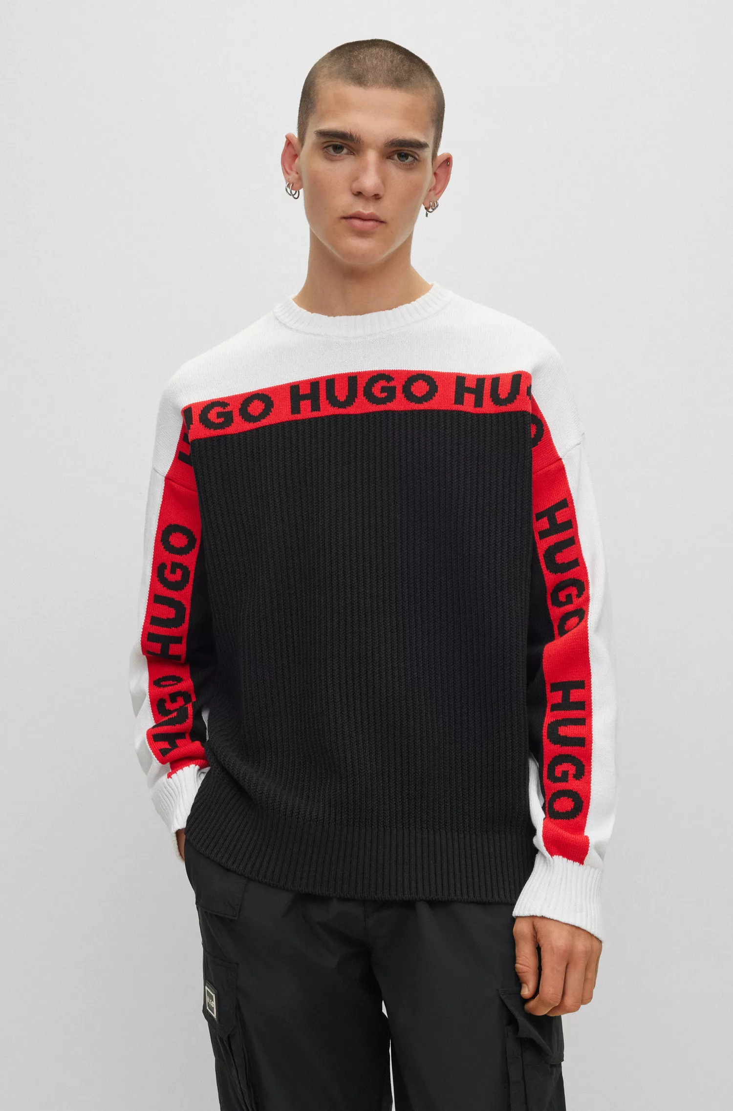 Suéter HUGO vermelho em puro algodão com detalhe de fita com o logotipo.