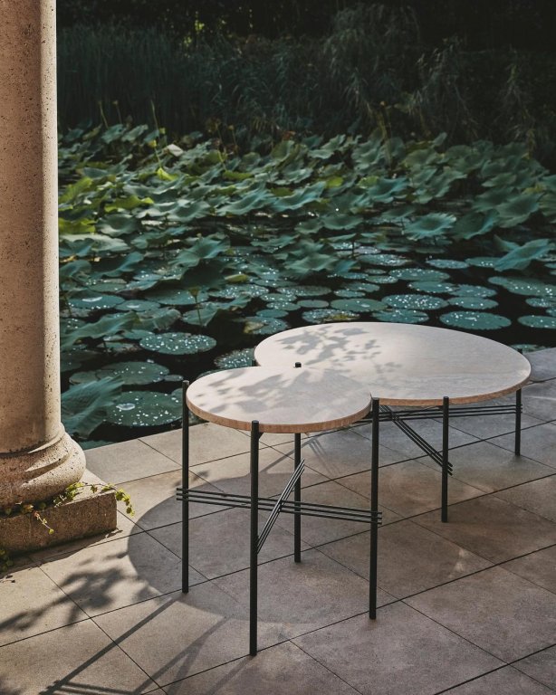 Gubi TS bijzettafel buiten 40 zwart/wit travertine