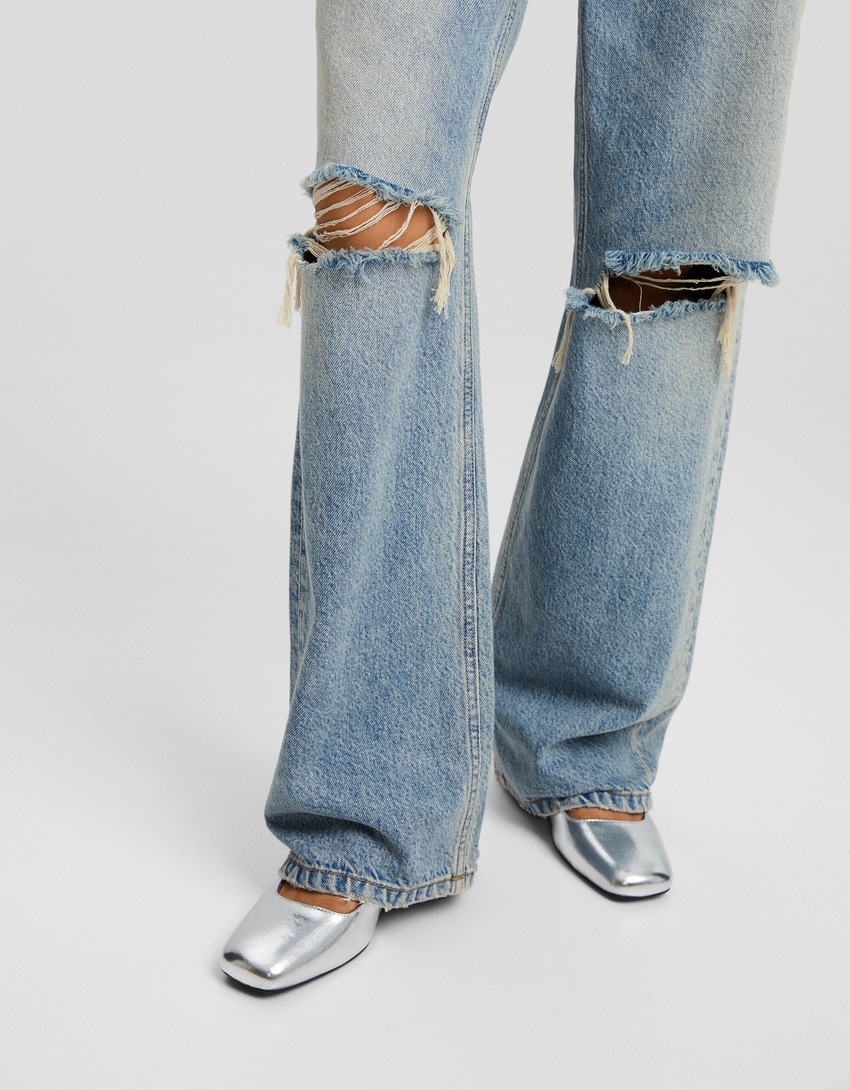 Calça jeans rasgada de perna larga dos anos 90