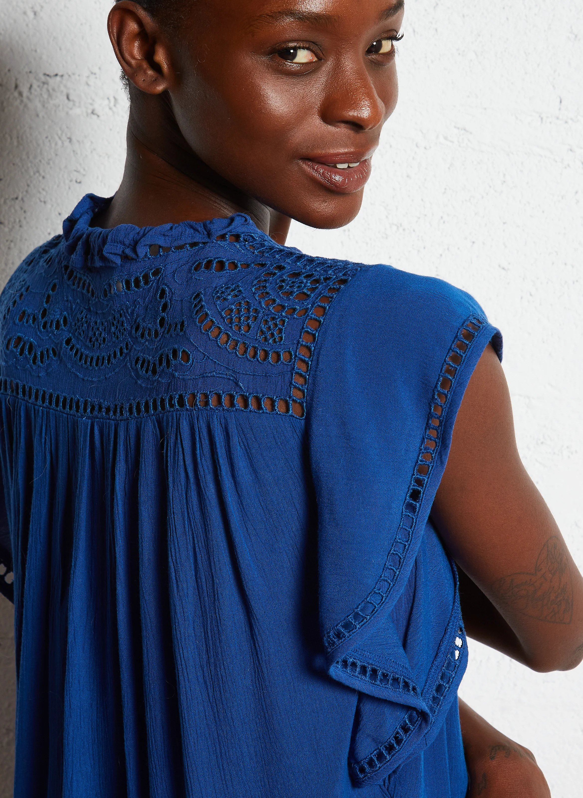 CINDY - Top col victorien fendu brodé | Bleu