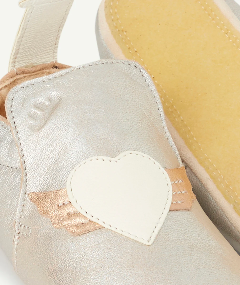 EASY PEASYCHAUSSONS EN CUIR COULEUR ARGENTÉE AVEC COEUR