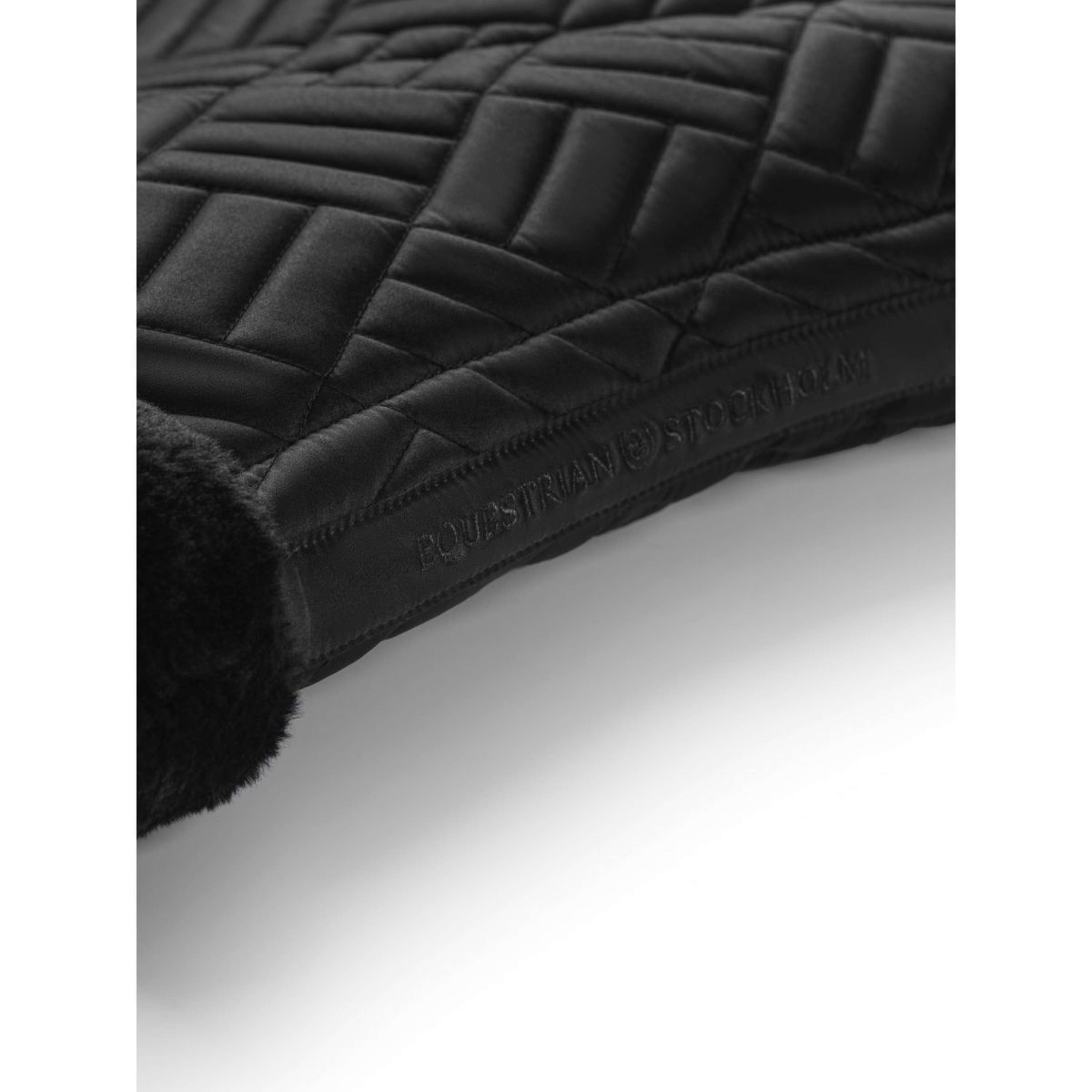 Equestrian Stockholm Zadeldekje Vegan Fur Dressuur Crystal Black
