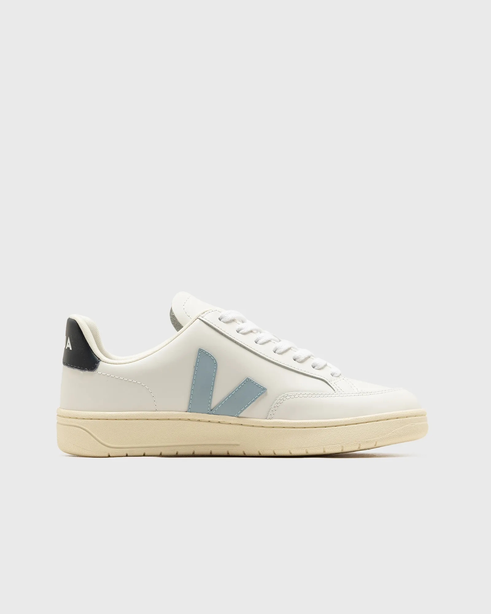 Veja V-12 LEATHER