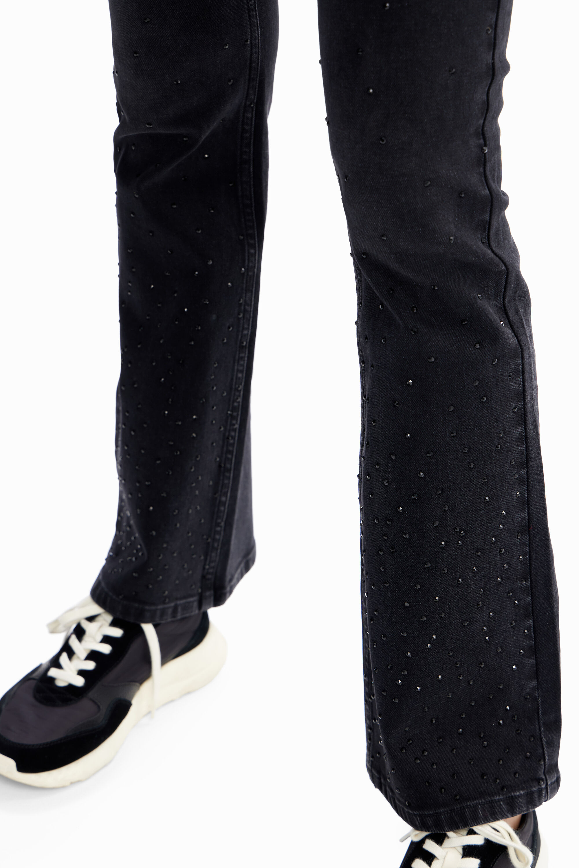 calça jeans flare com strass