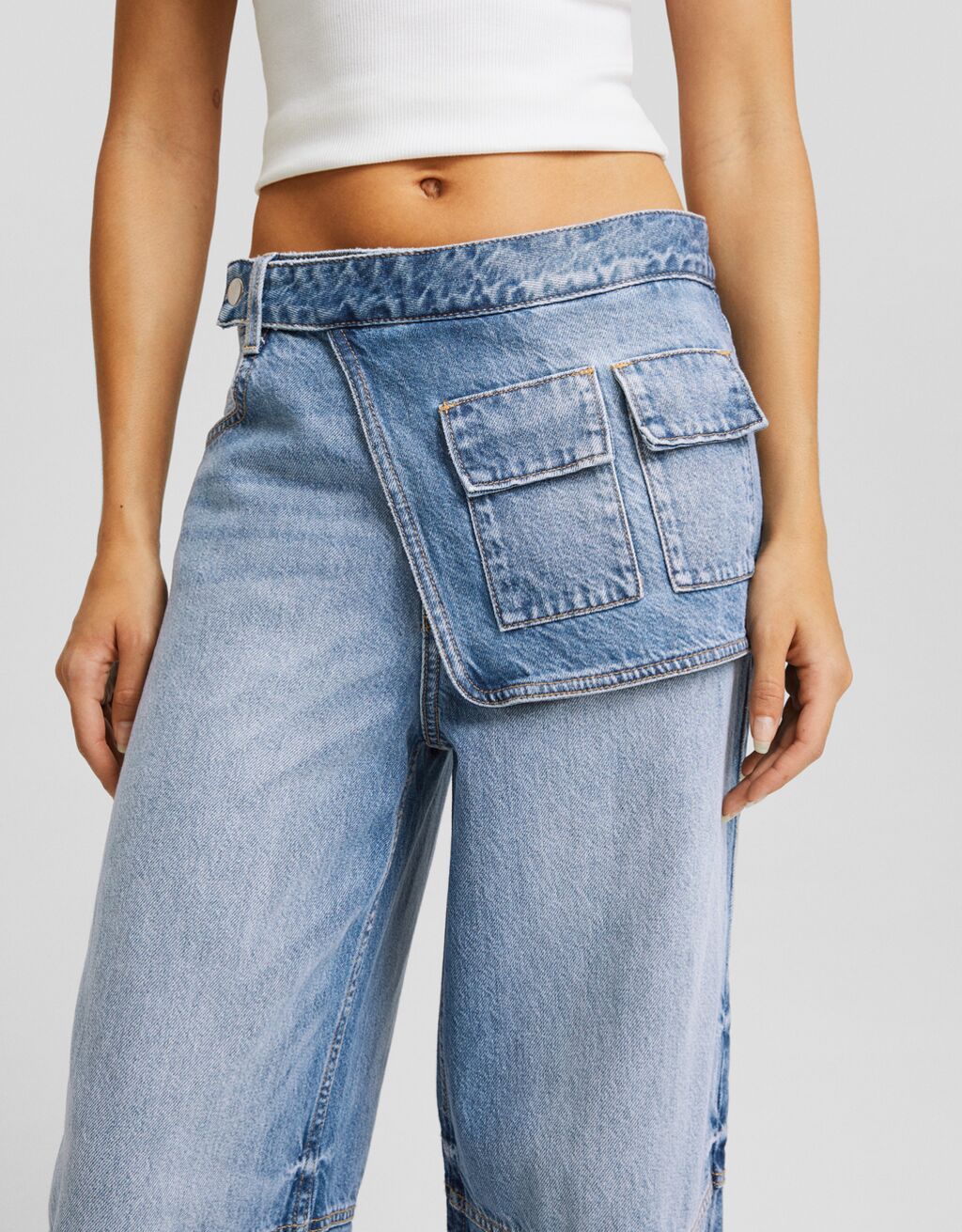 Calça jeans de perna larga com detalhe na cintura