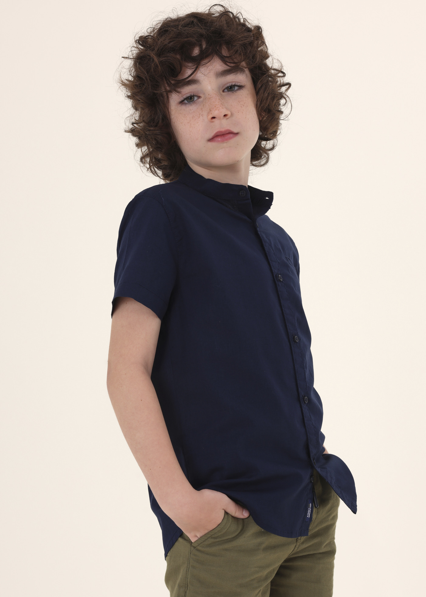 Camisa de algodão sustentável com gola mandarim para meninos