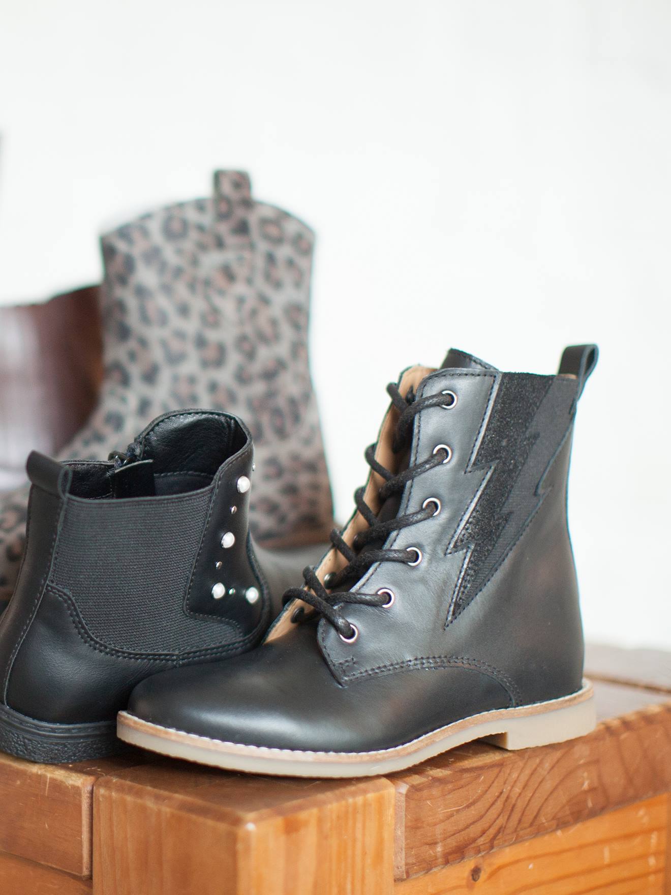 Botas de cano curto em couro com cadarço e zíper, para meninas, cor preta lisa.