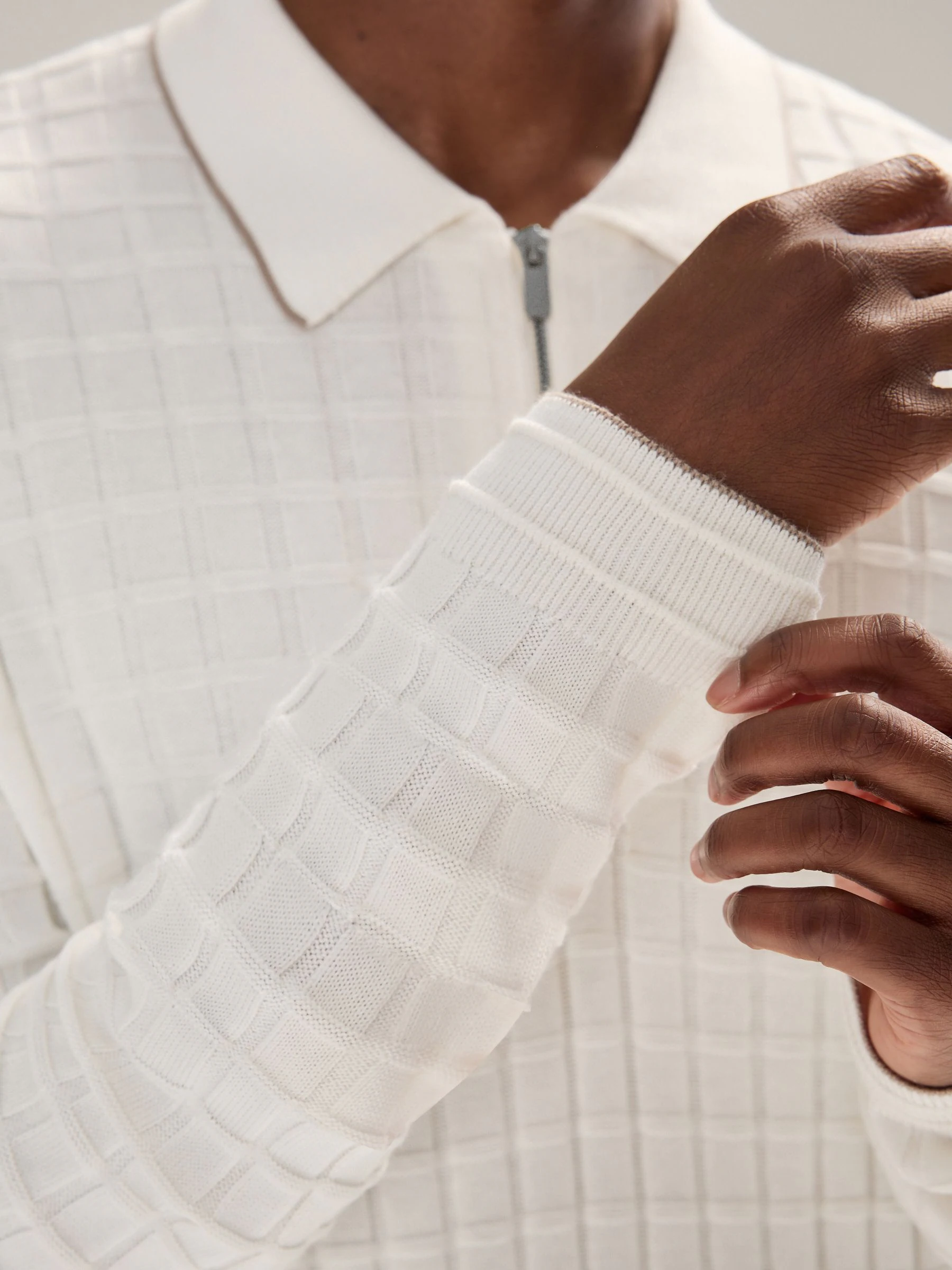 Ecru wit - Regular Fit gebreid poloshirt met lange mouwen, structuur en kwart ritssluiting