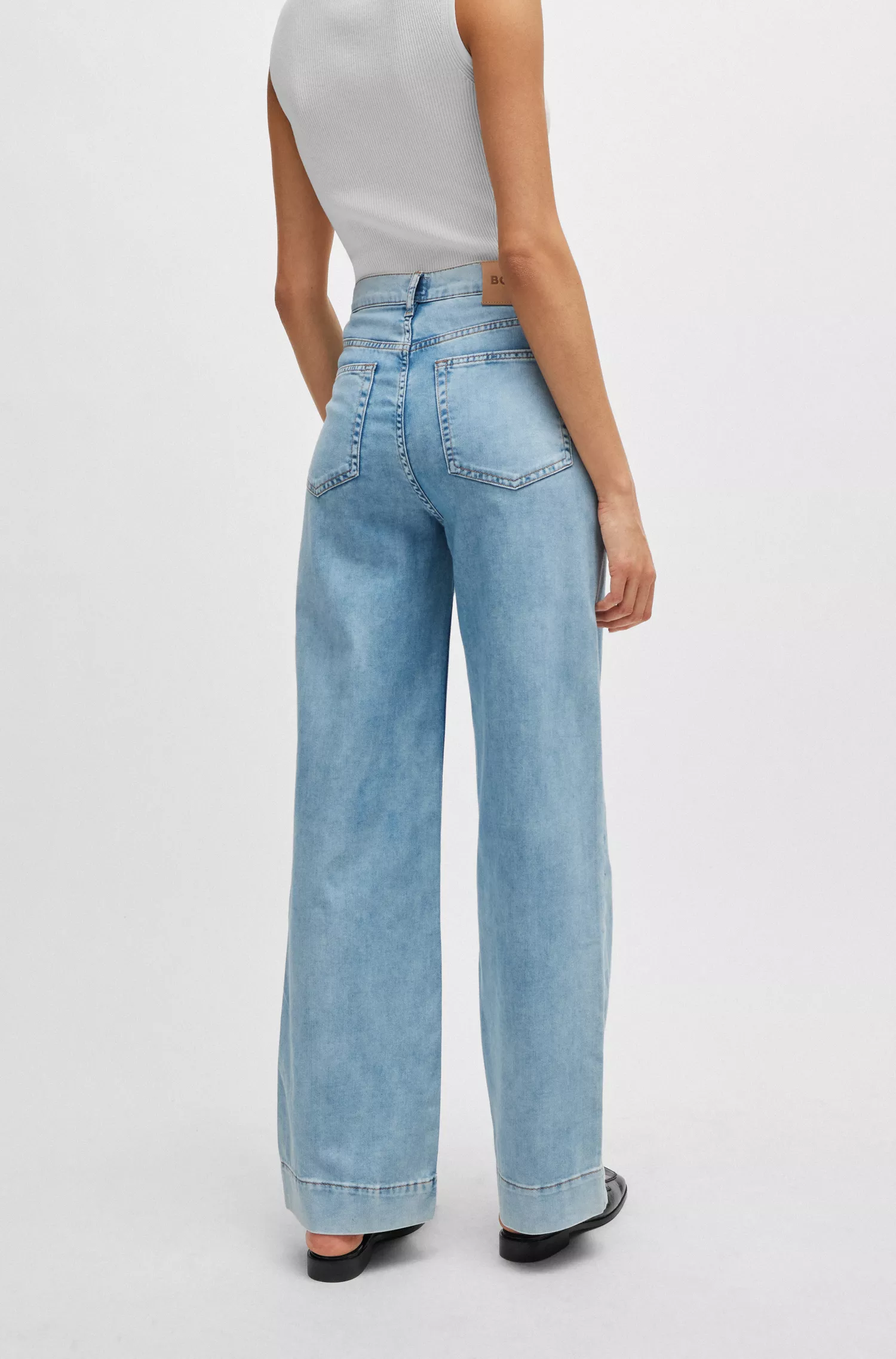 Calça jeans BOSS preta, corte regular, cintura alta, em denim azul.