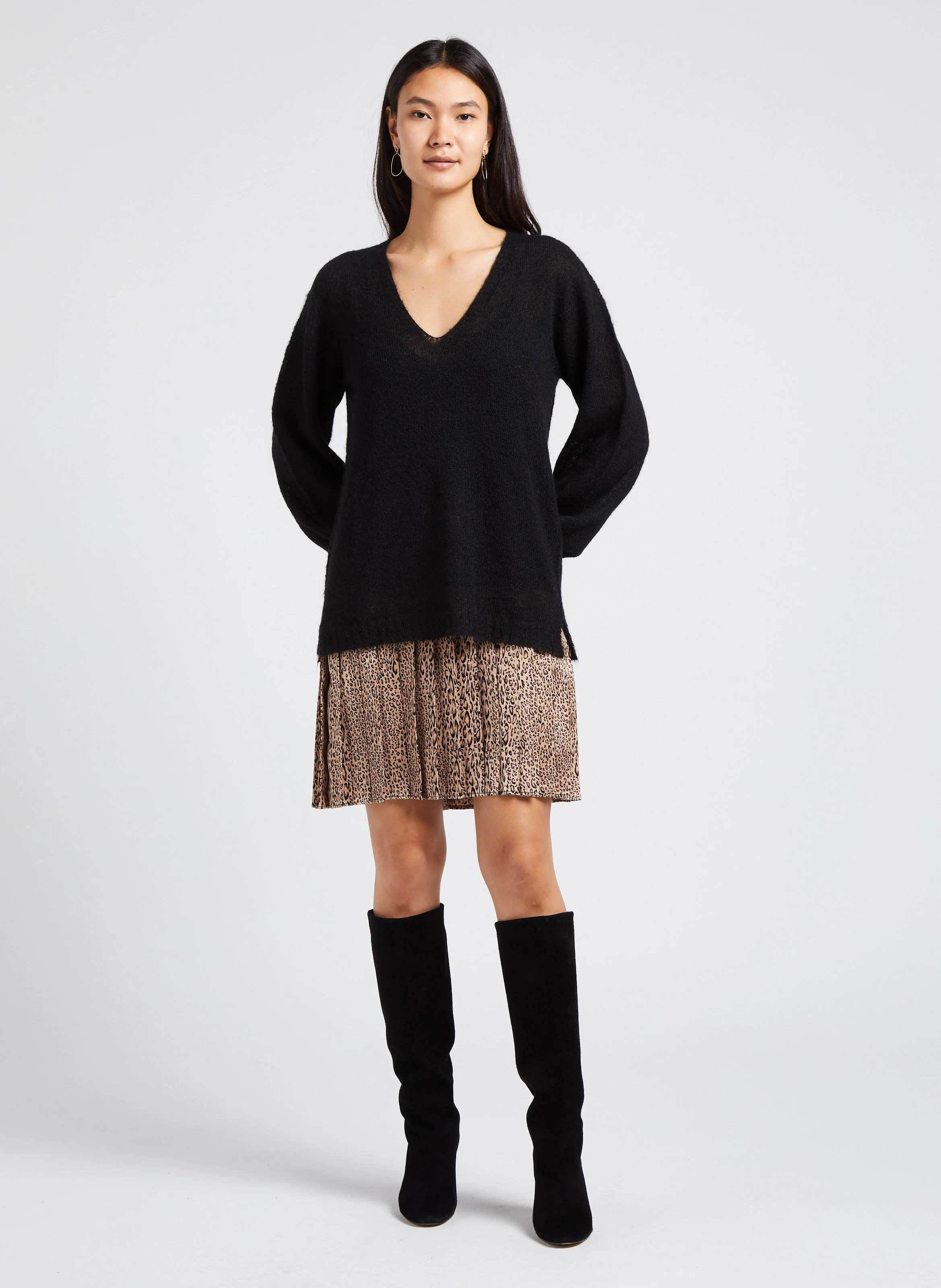 Pull à col V ample en laine mélangée et robe droite | Noir