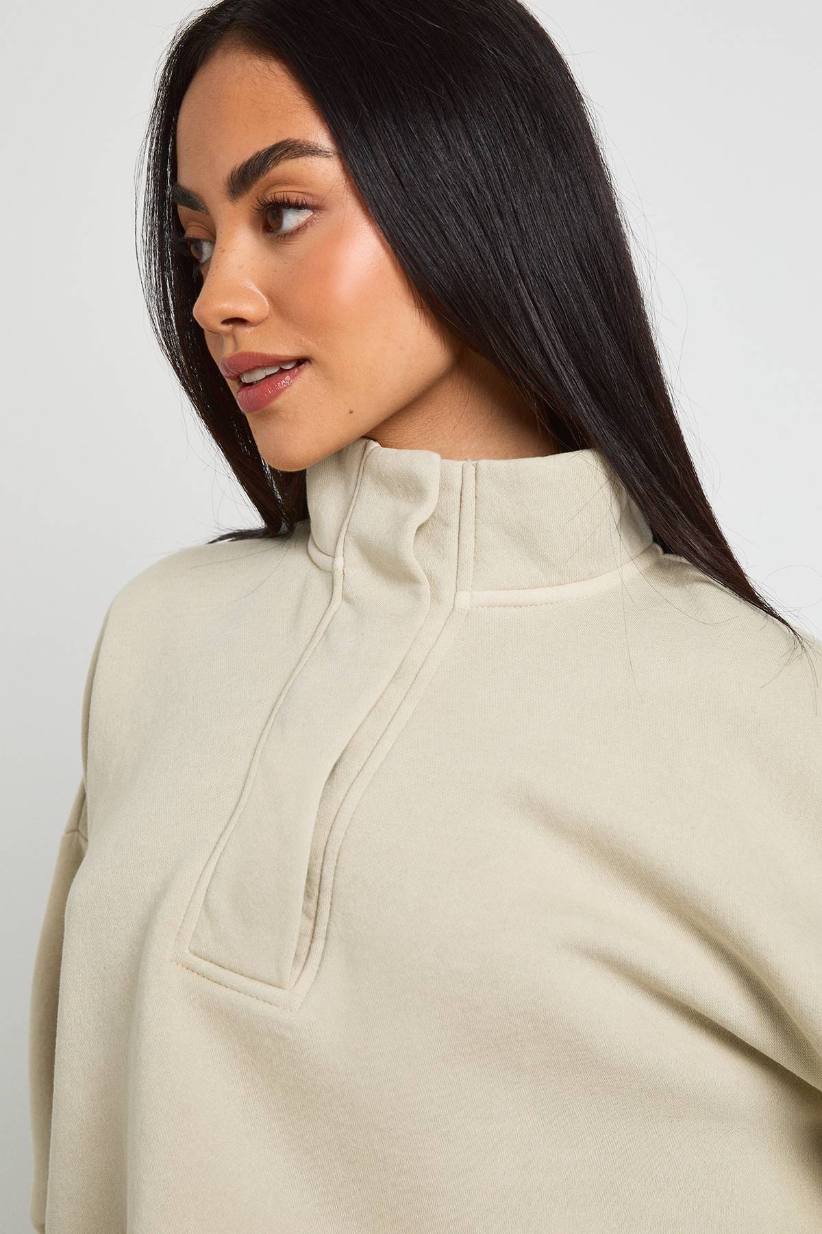 boohoo Sweat-shirt Court Col Montant Avec Patte Boutonnée Effet Délavé