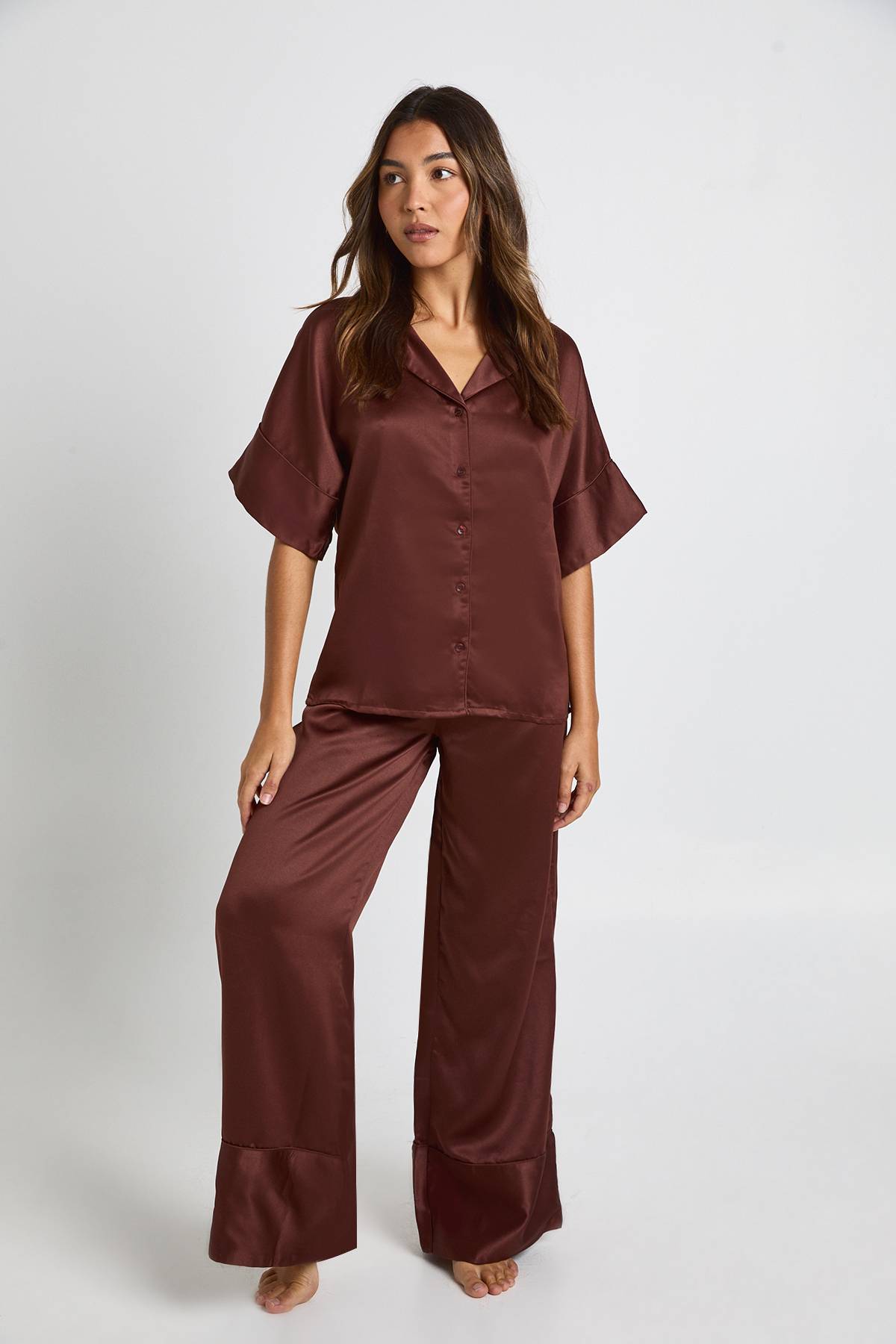 boohoo Ensemble de pyjama : chemise oversize en satin à manches courtes et pantalon à jambes larges