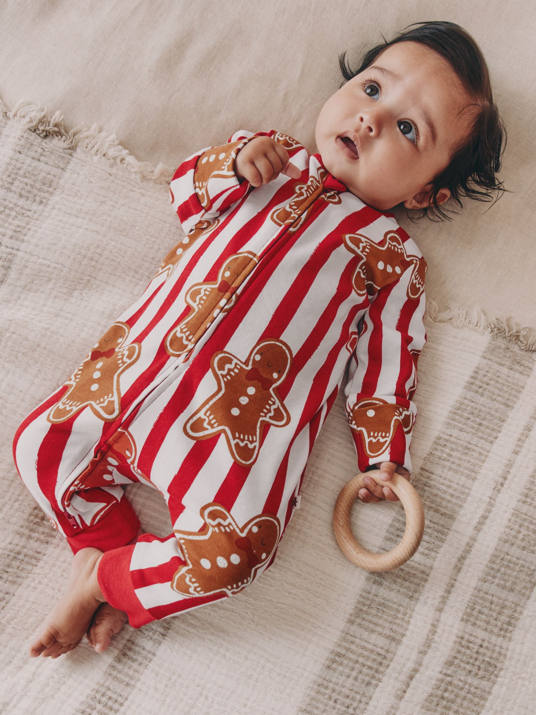 Rood met peperkoekprint - Matching Family - Kerstbabypyjama (0mnd -3jr)