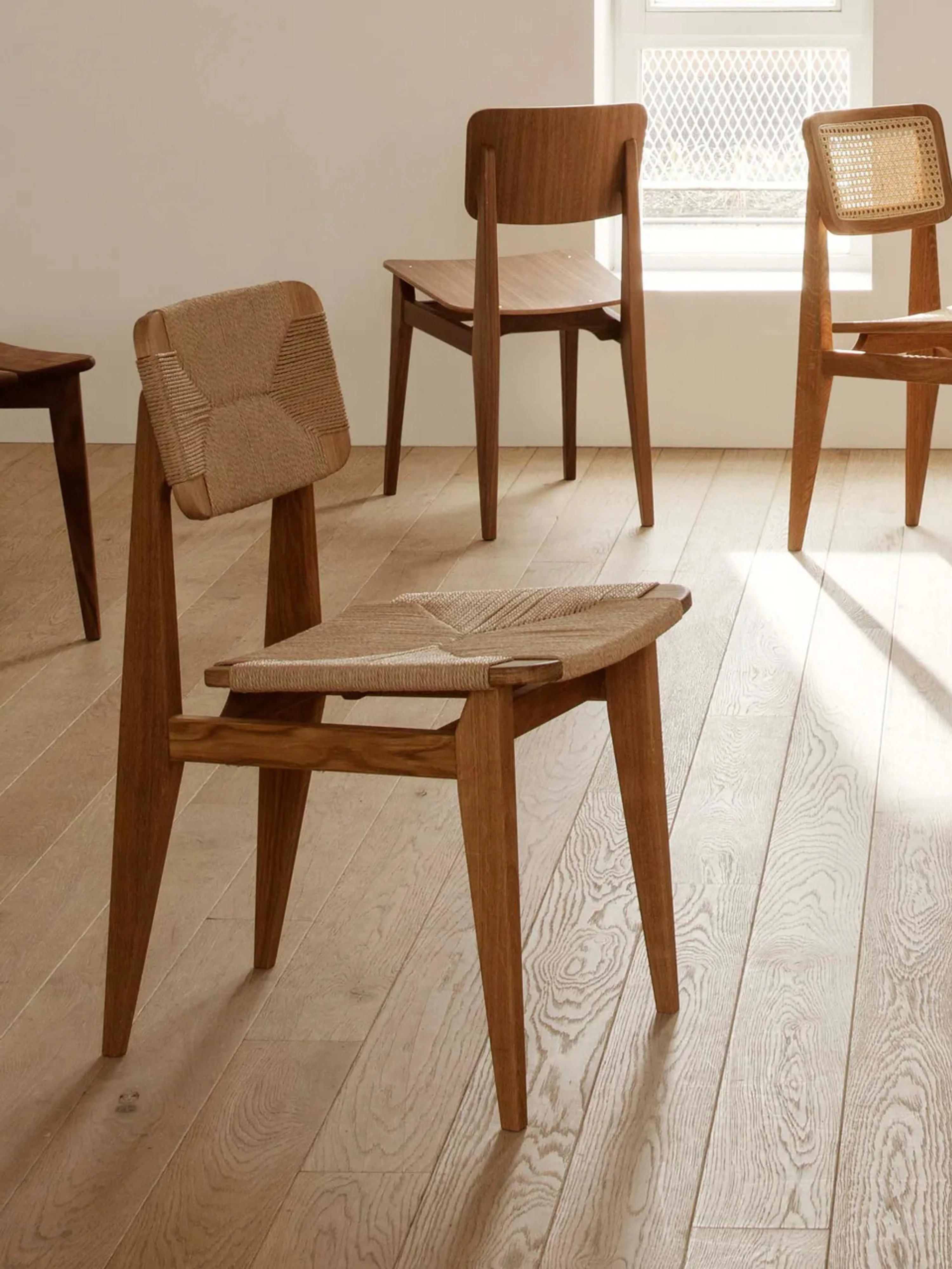 Houten stoel C-Chair van walnoothout met gevlochten Zitvlak