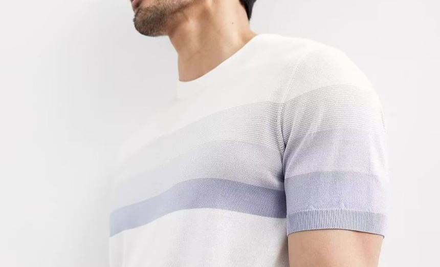 Double White - Gestreepte gebreide top met korte mouwen en ronde hals