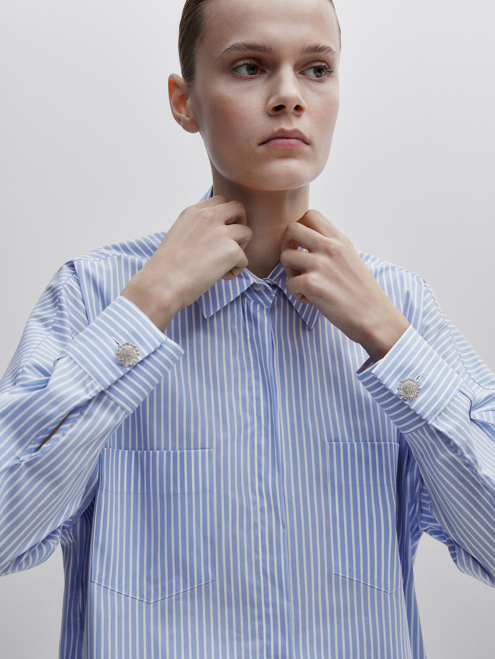 Camisa de popeline listrada com botões de joia - Studio - AZUL
