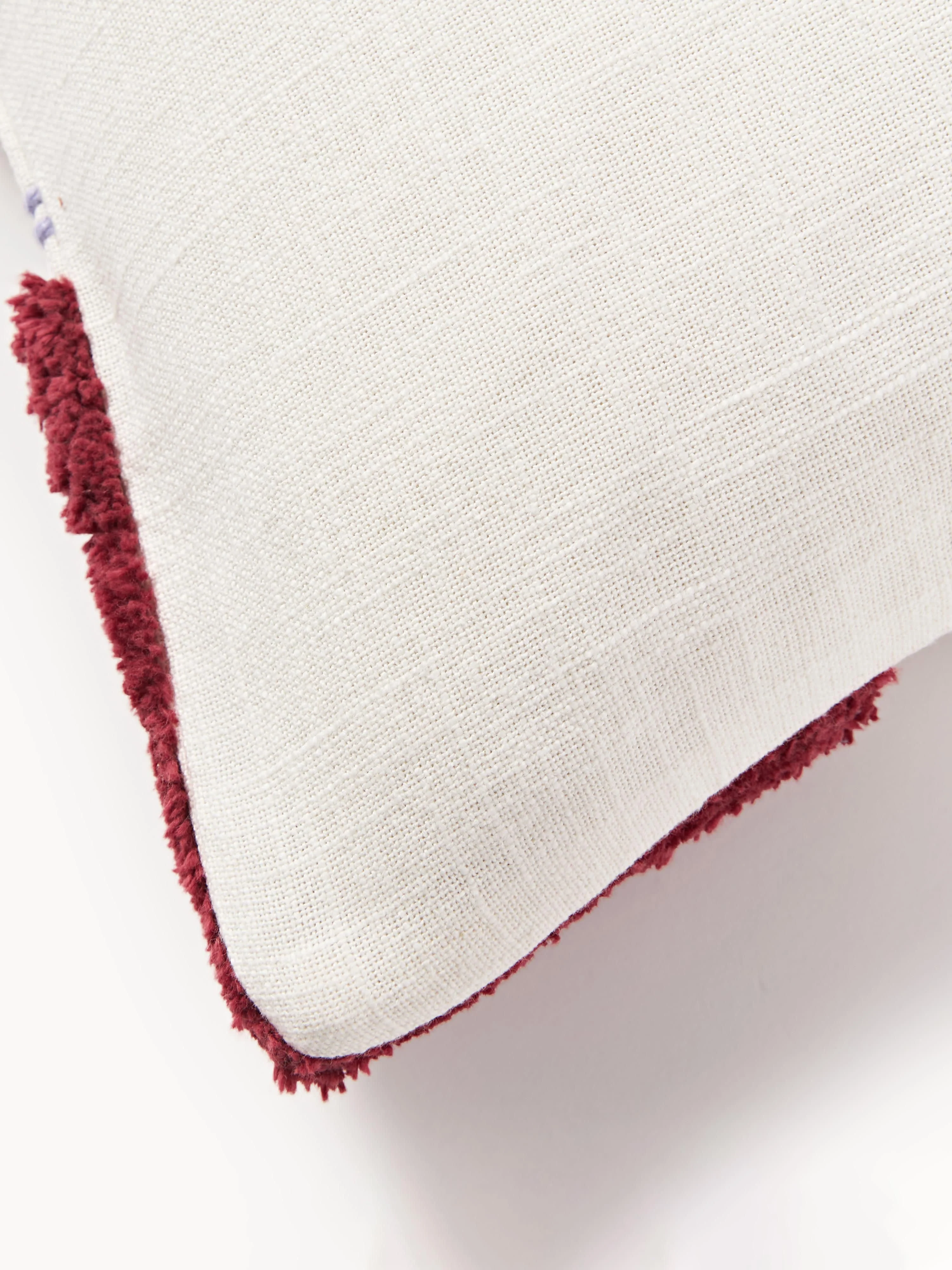 Handgetufte kussenhoes Coraline met decoraties