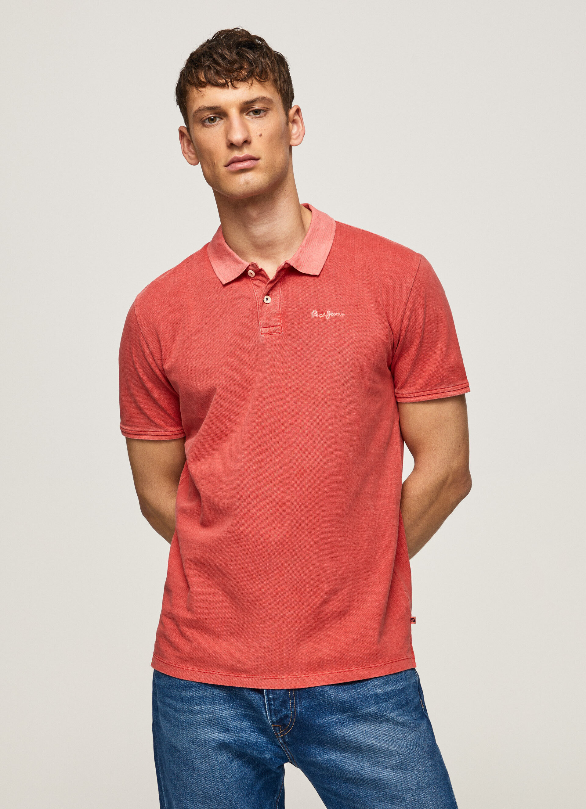 Camisa polo piqué com logo bordado - vermelho estúdio