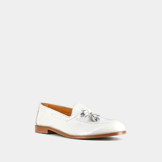 Mocassins à bouts ronds et pompons  en vernis plissé écru
