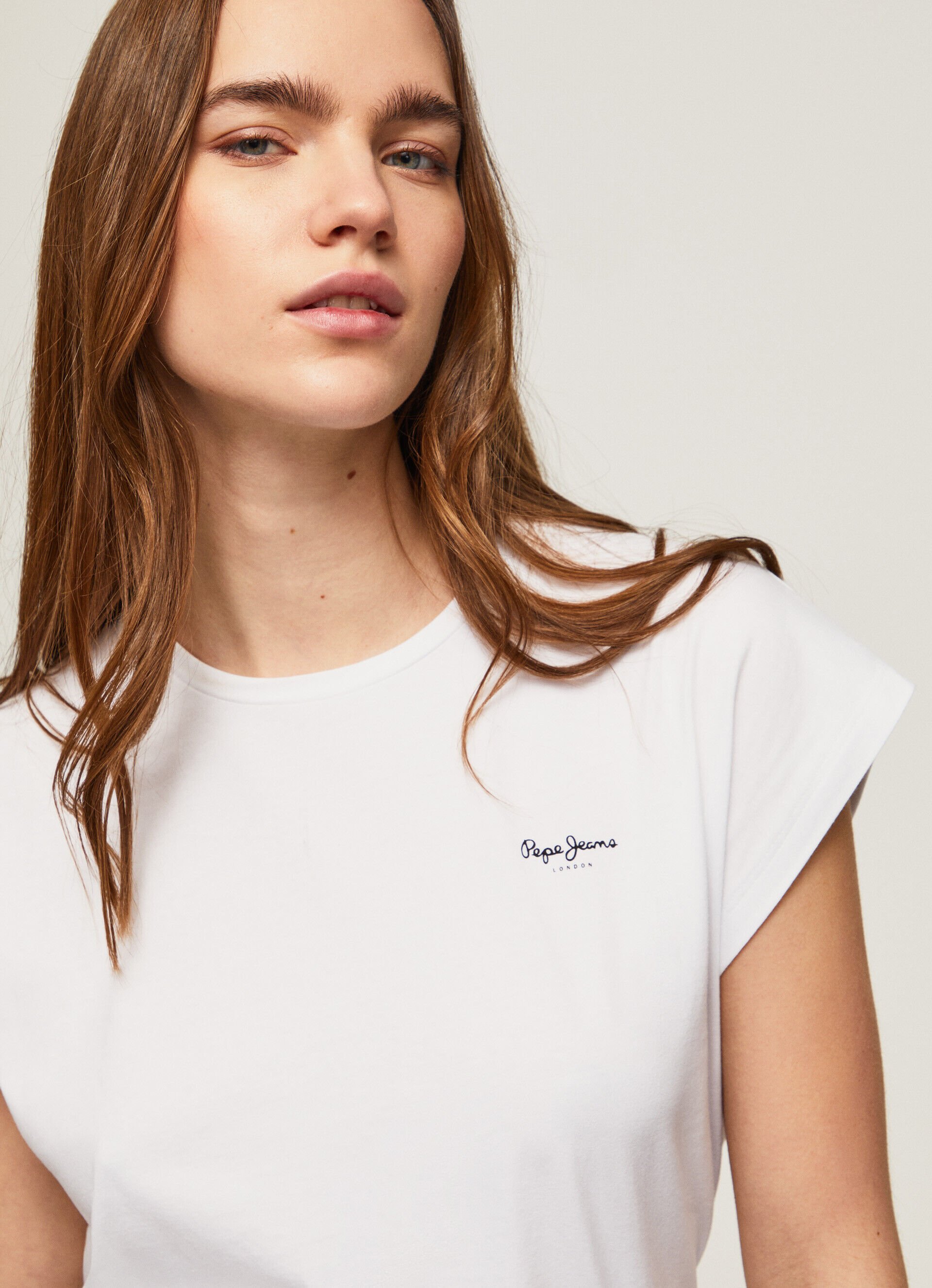CAMISETA COM LOGOTIPO ESTAMPADO NA MANGA - branca