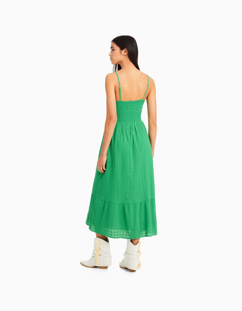 Vestido midi com alças finas, recortes e babados.