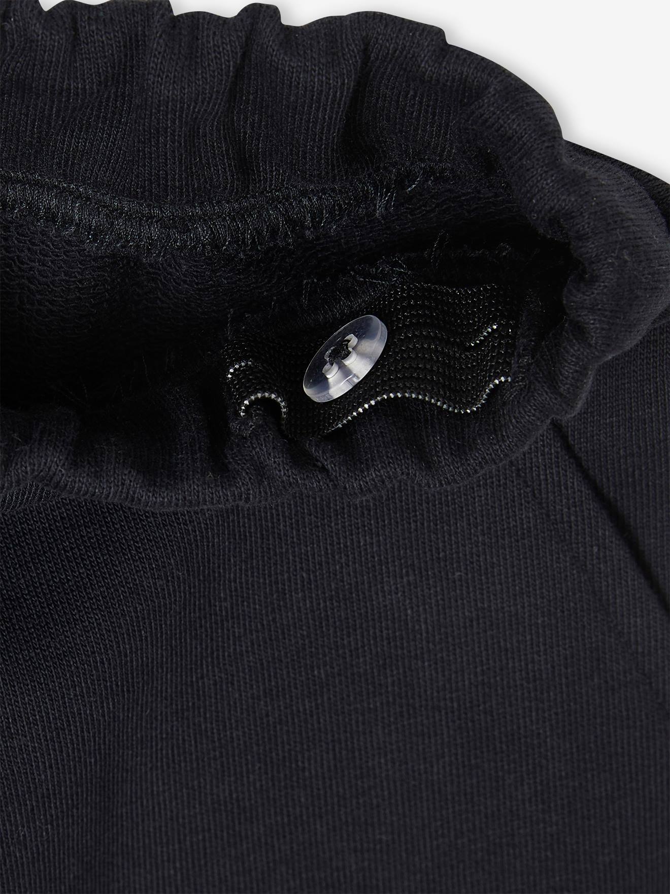 Calça de moletom esportiva preta com zíper na barra e bolsos laterais para meninos
