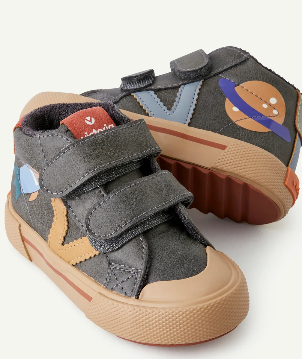 VICTORIABASKETS À SCRATCH TRIBU BÉBÉ GARÇON GRIS FONCÉ