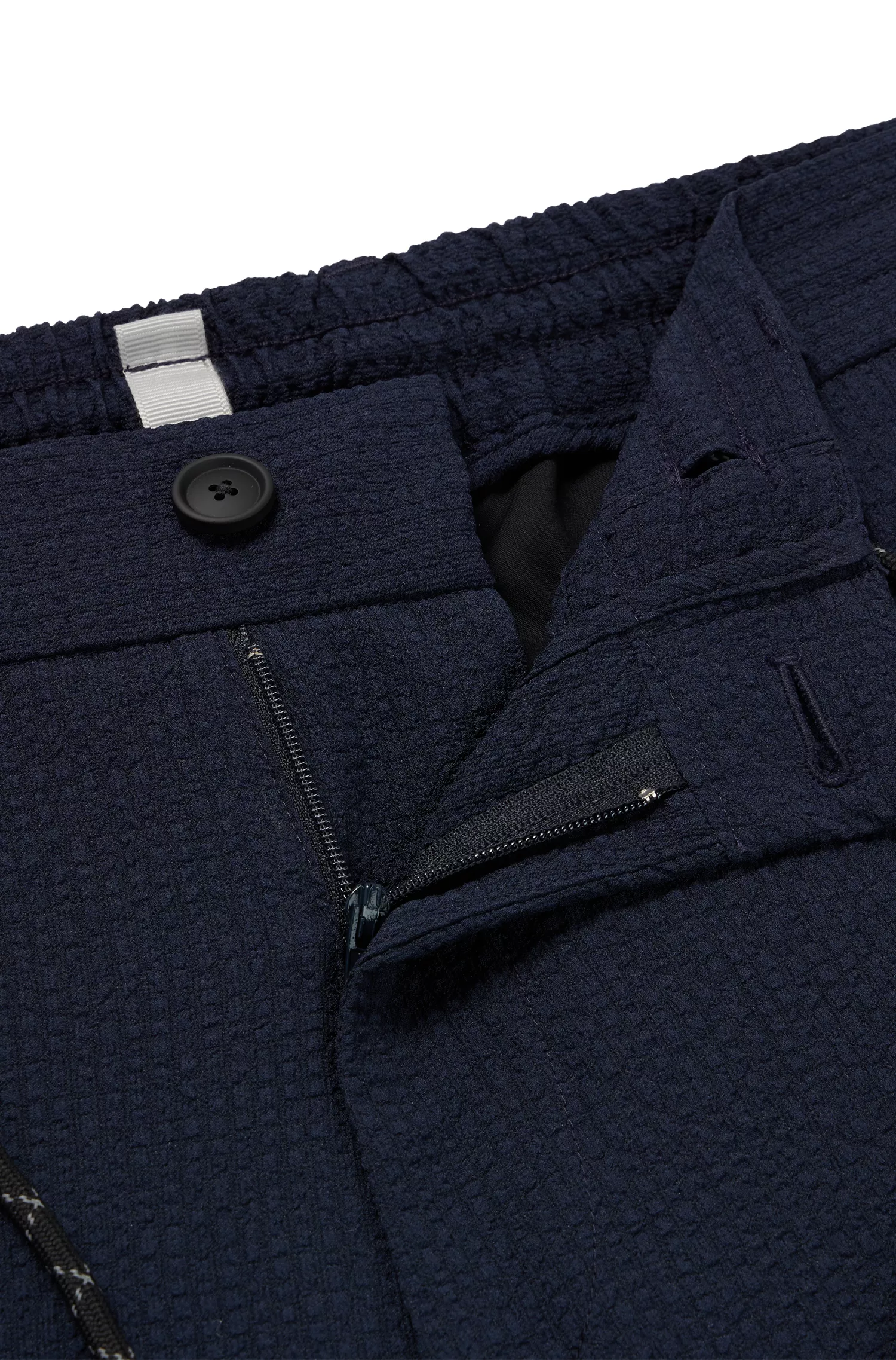 Calça BOSS preta de corte slim em tecido seersucker de alta performance com elasticidade.