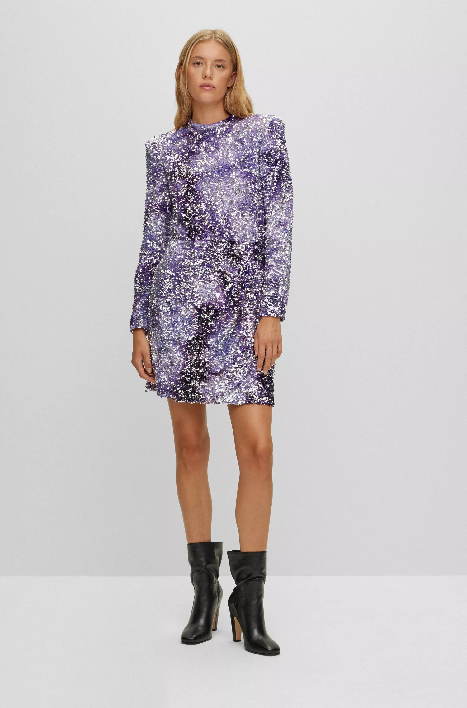 Vestido BOSS laranja, corte justo, com aplicações de lantejoulas e pregas frontais.