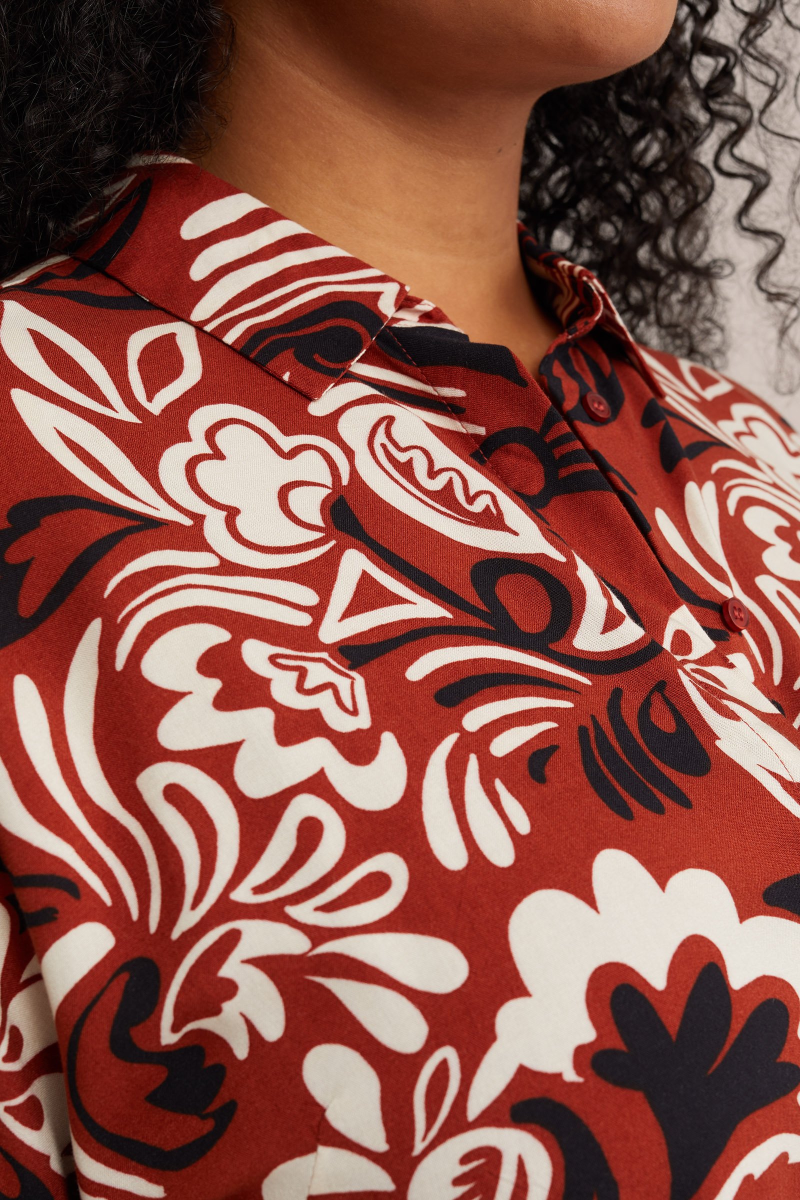 blouse met dessin - Curve WE Fashion Bruin