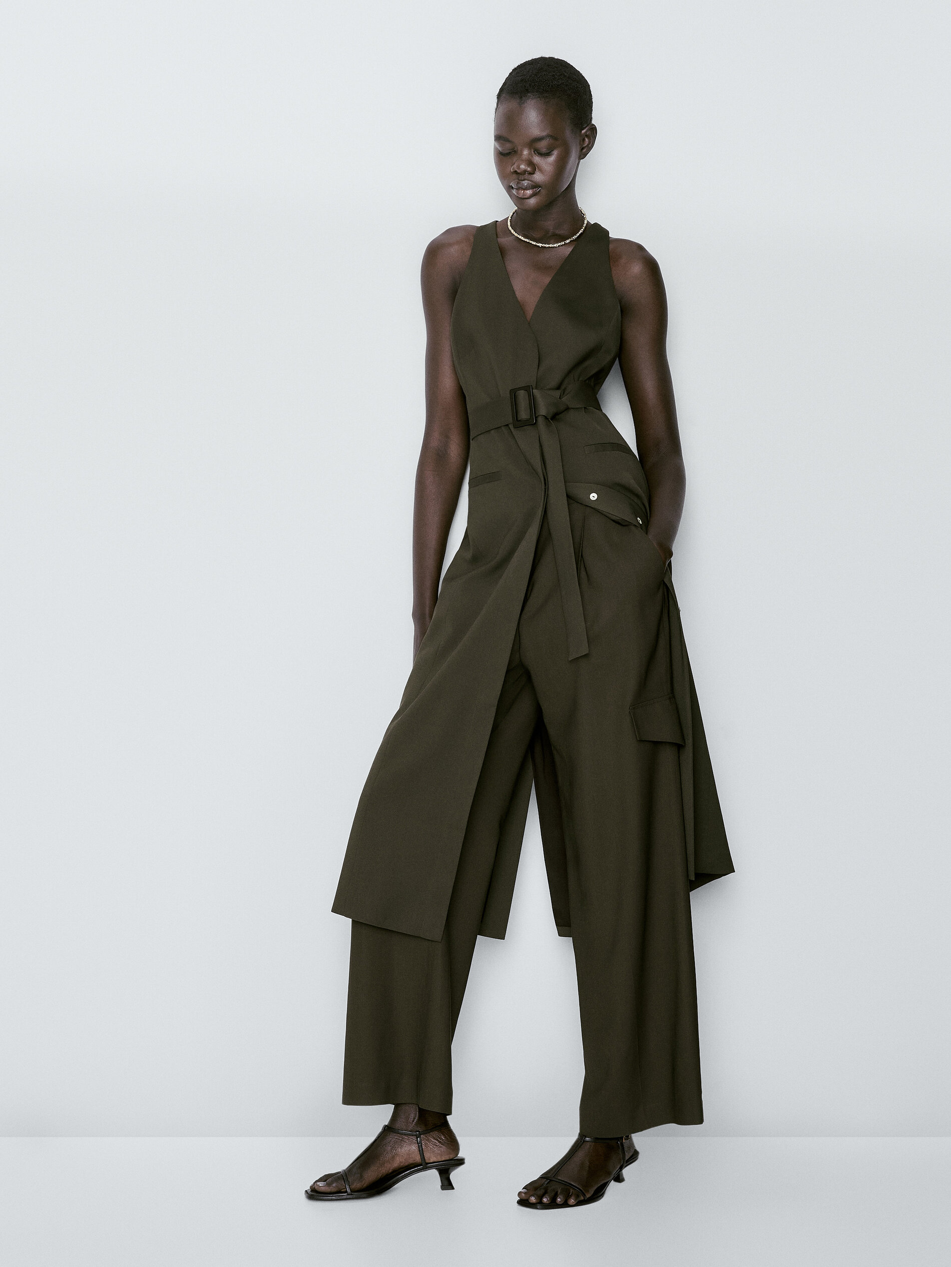 Vestido midi sob medida com cinto - cáqui