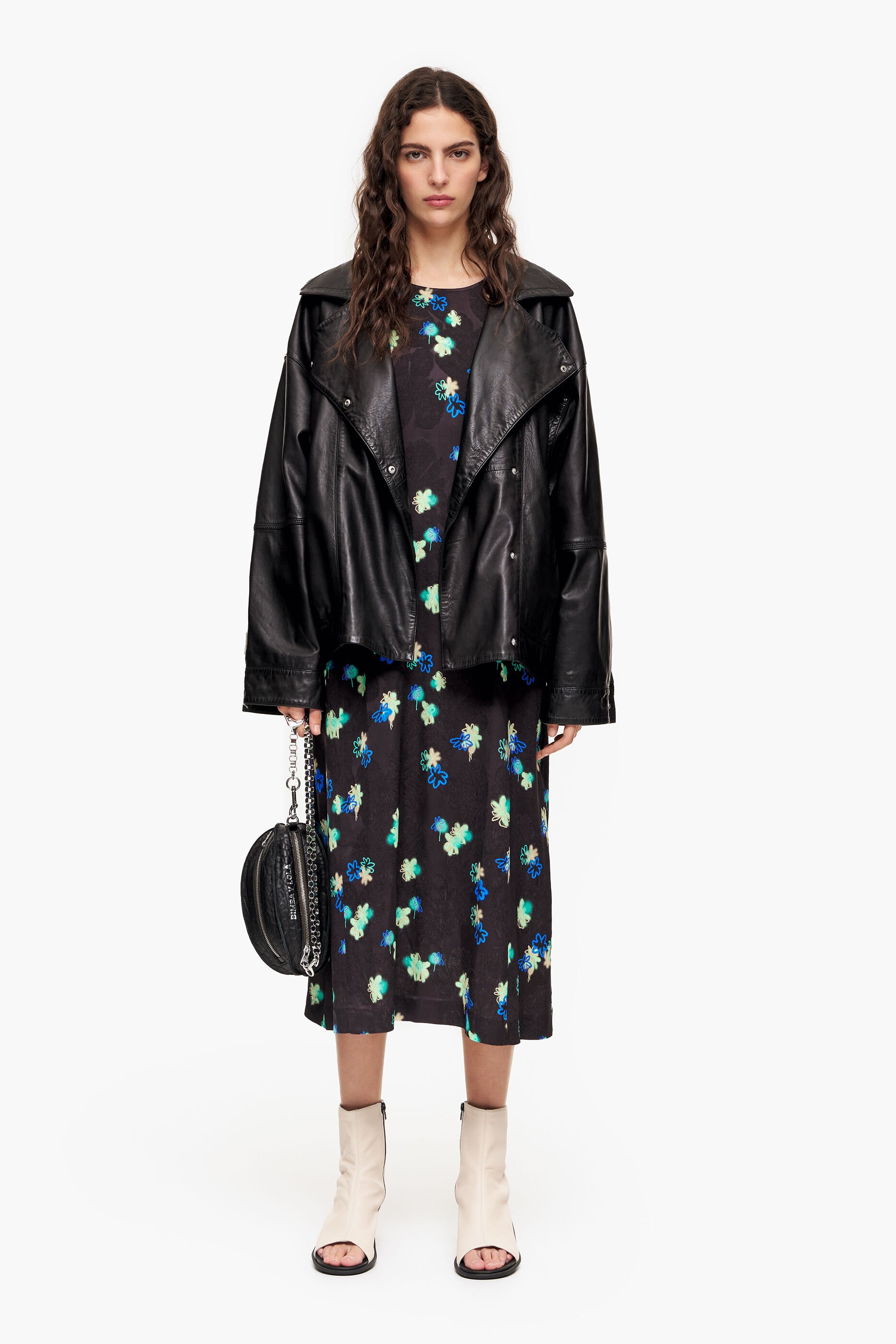 Vestido fluido com estampa de flores em spray